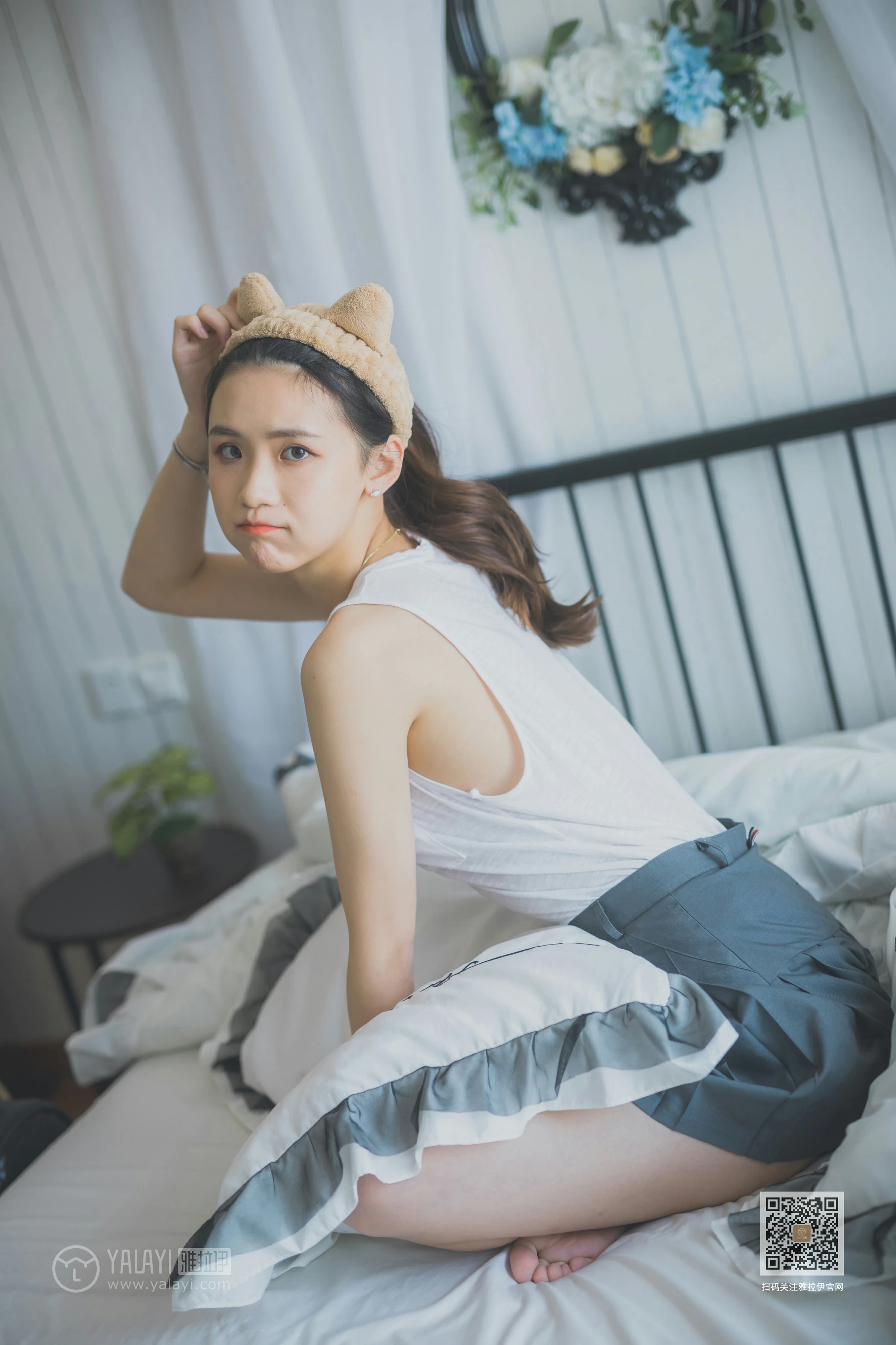 [YALAYI雅拉伊]Vol.596 超床啦！ 尹梦 白色背心加黑色短裙清纯可爱私房写真集第3张