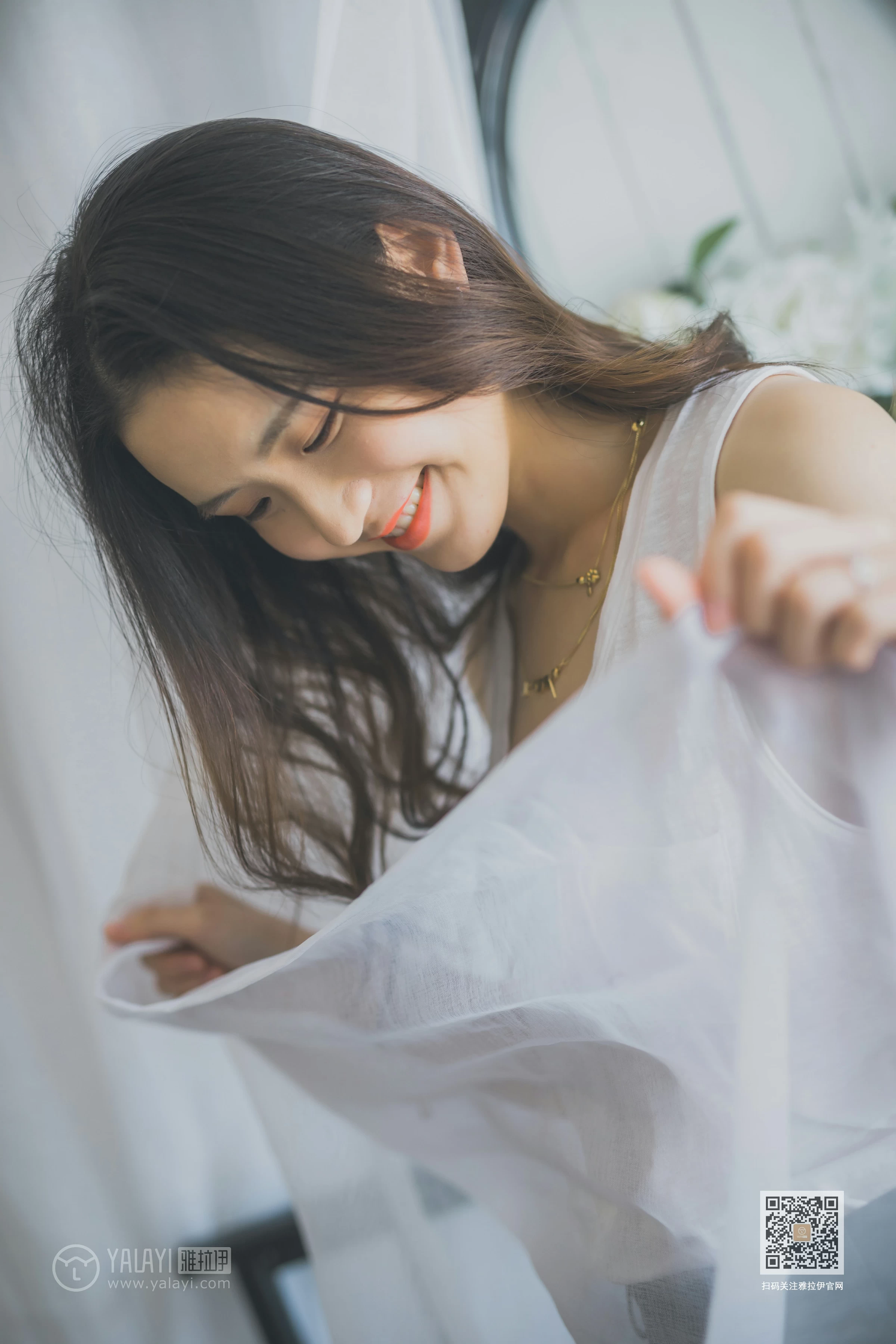 [YALAYI雅拉伊]Vol.596 超床啦！ 尹梦 白色背心加黑色短裙清纯可爱私房写真集第7张
