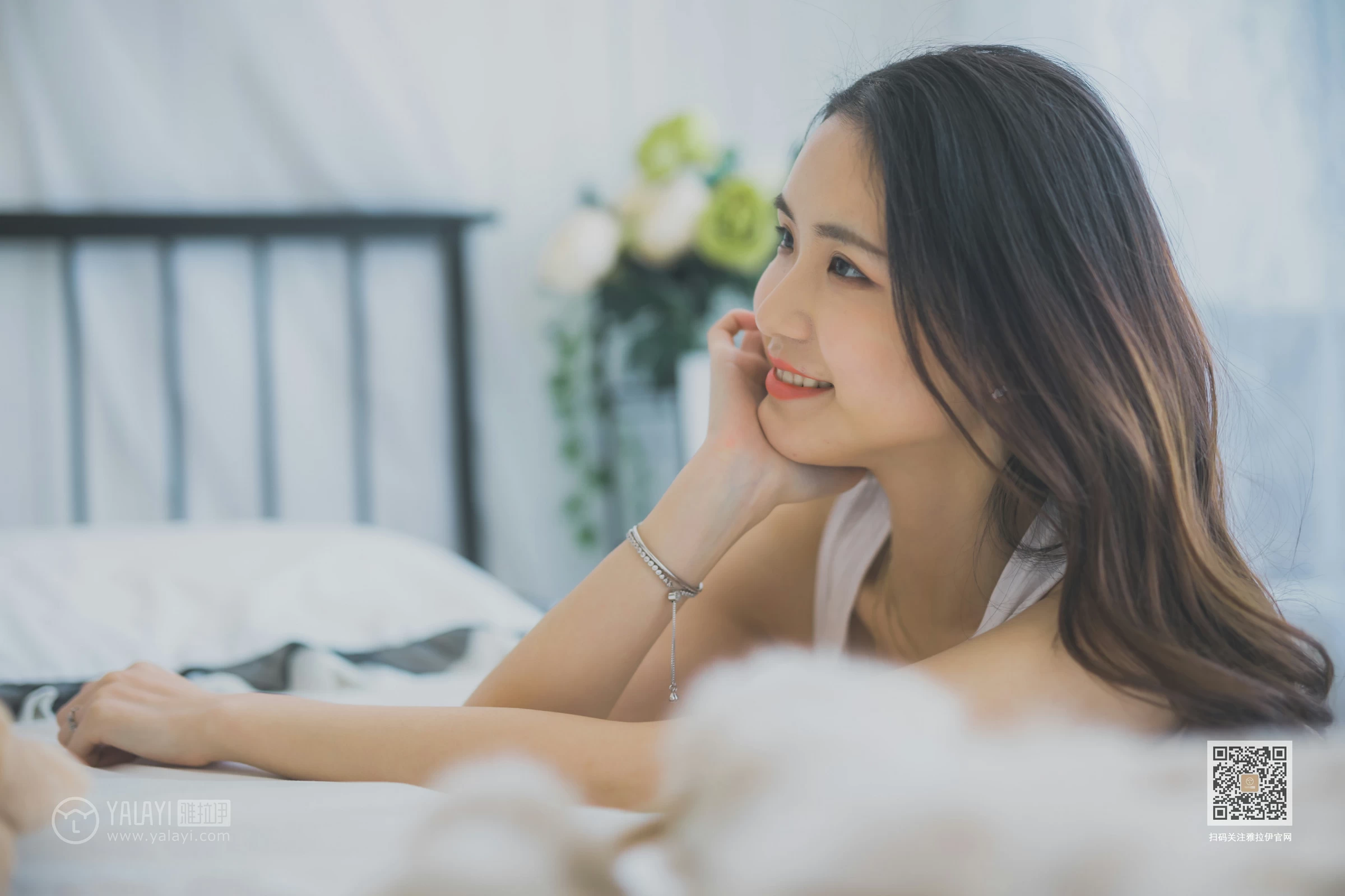 [YALAYI雅拉伊]Vol.596 超床啦！ 尹梦 白色背心加黑色短裙清纯可爱私房写真集第9张