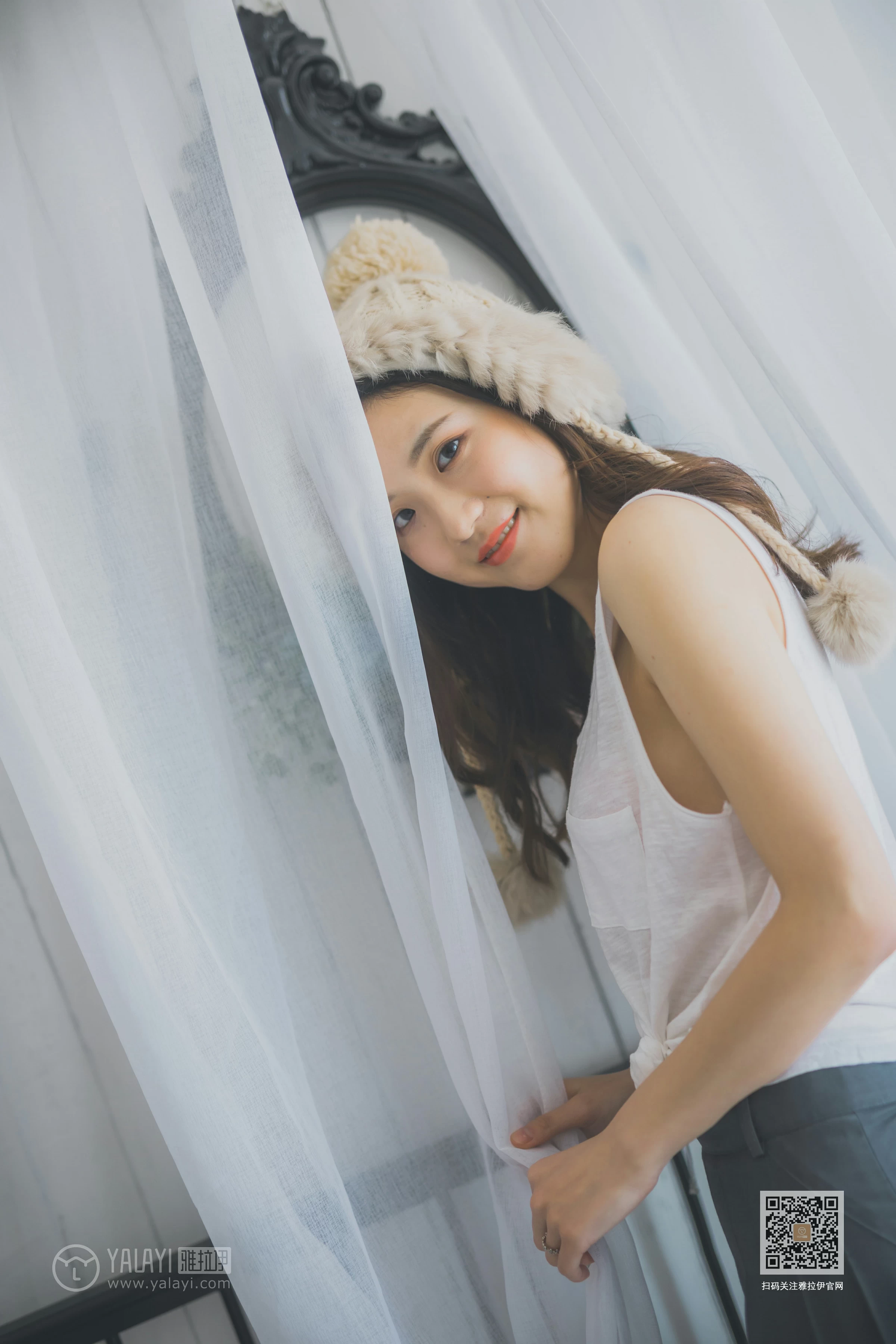 [YALAYI雅拉伊]Vol.596 超床啦！ 尹梦 白色背心加黑色短裙清纯可爱私房写真集第13张