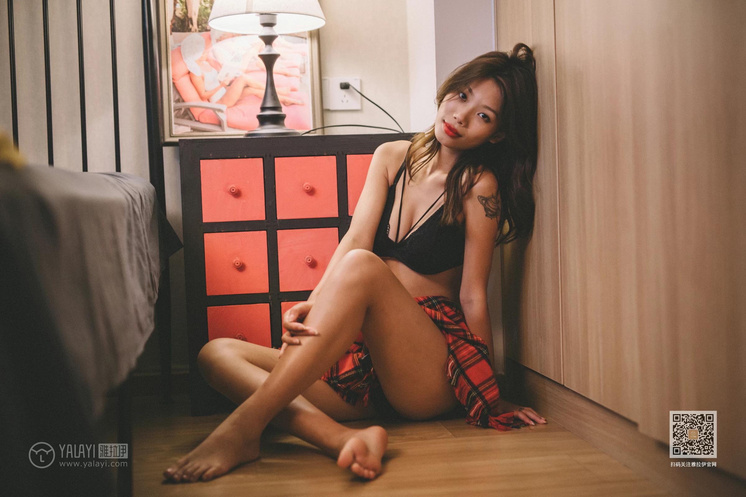 [YALAYI雅拉伊]Vol.598 她们出去了 静初 黑色蕾丝内衣居家性感私房写真集第3张