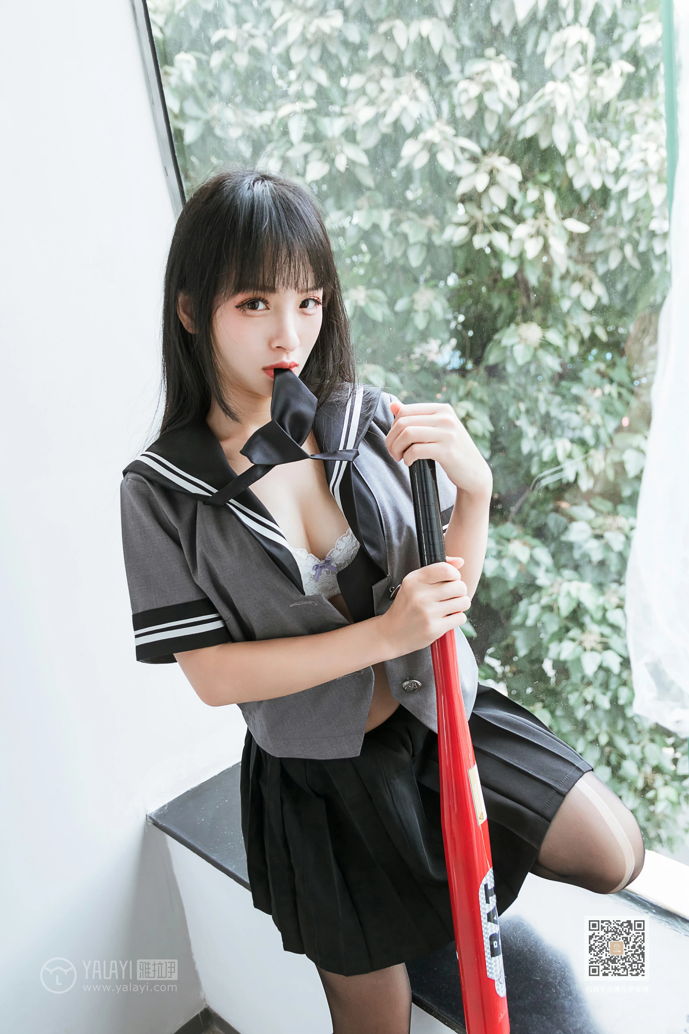 [YALAYI雅拉伊]Vol.600 疯狂的JK学妹 艾丽 灰色制服与黑色短裙加黑丝美腿性感私房写真集第7张