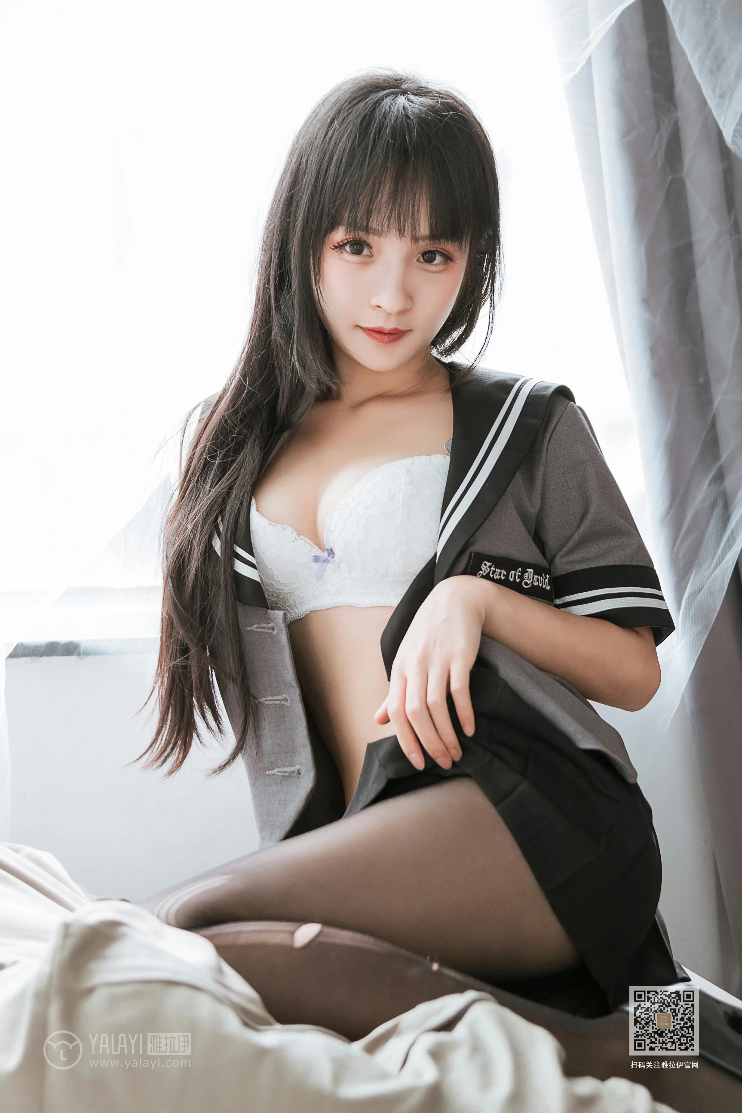 [YALAYI雅拉伊]Vol.600 疯狂的JK学妹 艾丽 灰色制服与黑色短裙加黑丝美腿性感私房写真集第11张