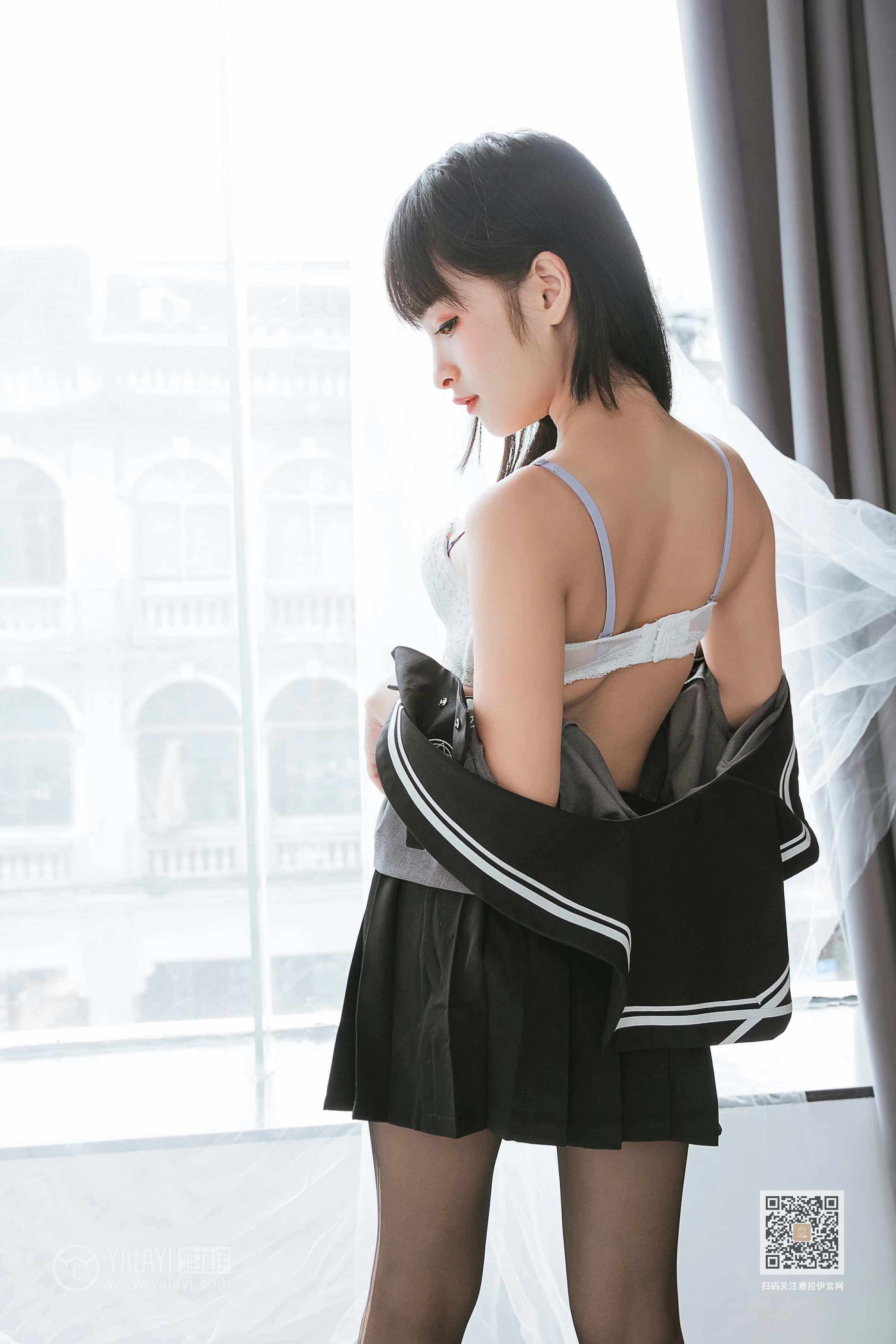 [YALAYI雅拉伊]Vol.600 疯狂的JK学妹 艾丽 灰色制服与黑色短裙加黑丝美腿性感私房写真集第14张