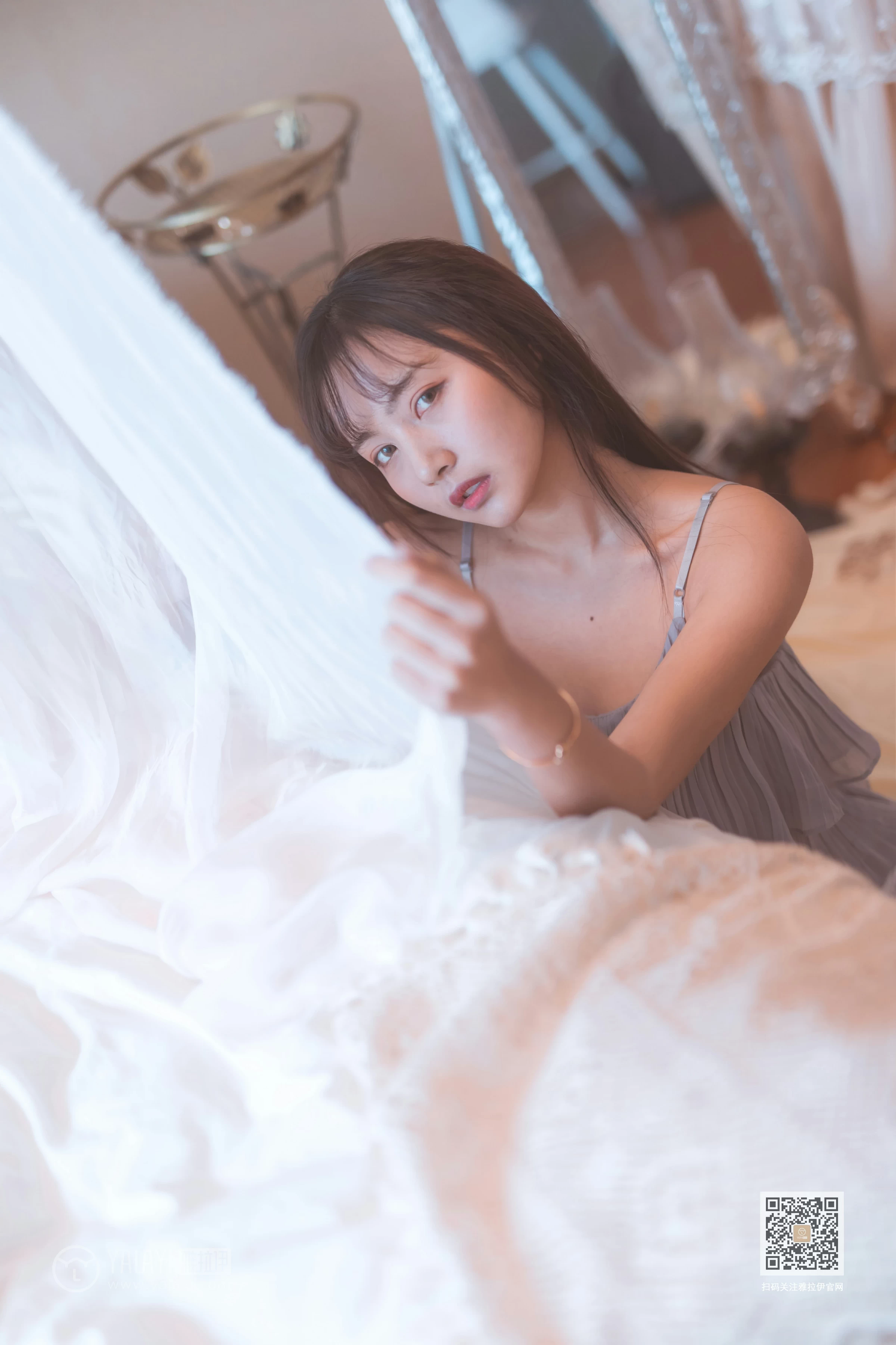 [YALAYI雅拉伊]NO.601 《受了点伤》 唐芯 灰色吊带裙加白色短裤性感私房写真集第5张