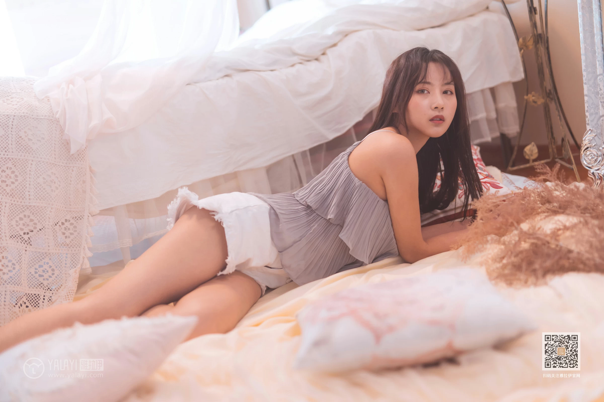 [YALAYI雅拉伊]NO.601 《受了点伤》 唐芯 灰色吊带裙加白色短裤性感私房写真集第10张