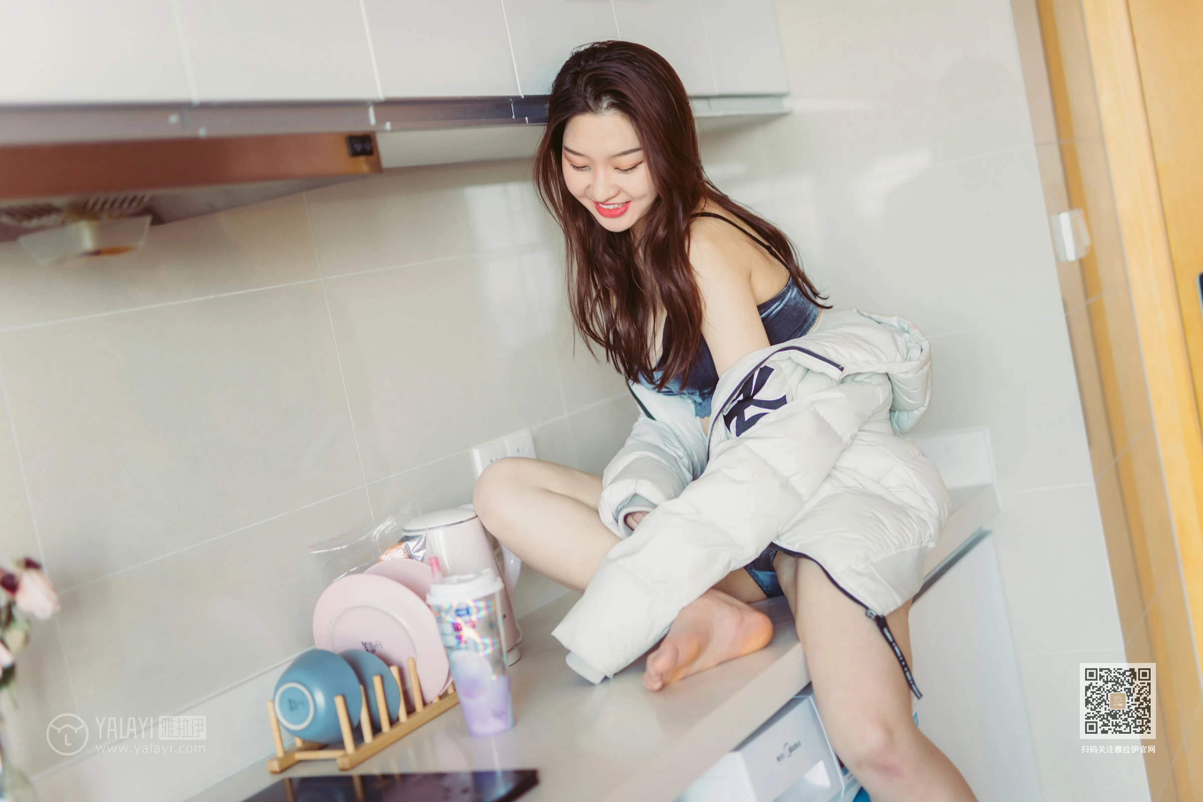 [YALAYI雅拉伊]NO.603 《新晋女友》明月 蓝色蕾丝内衣居家性感私房写真集第5张