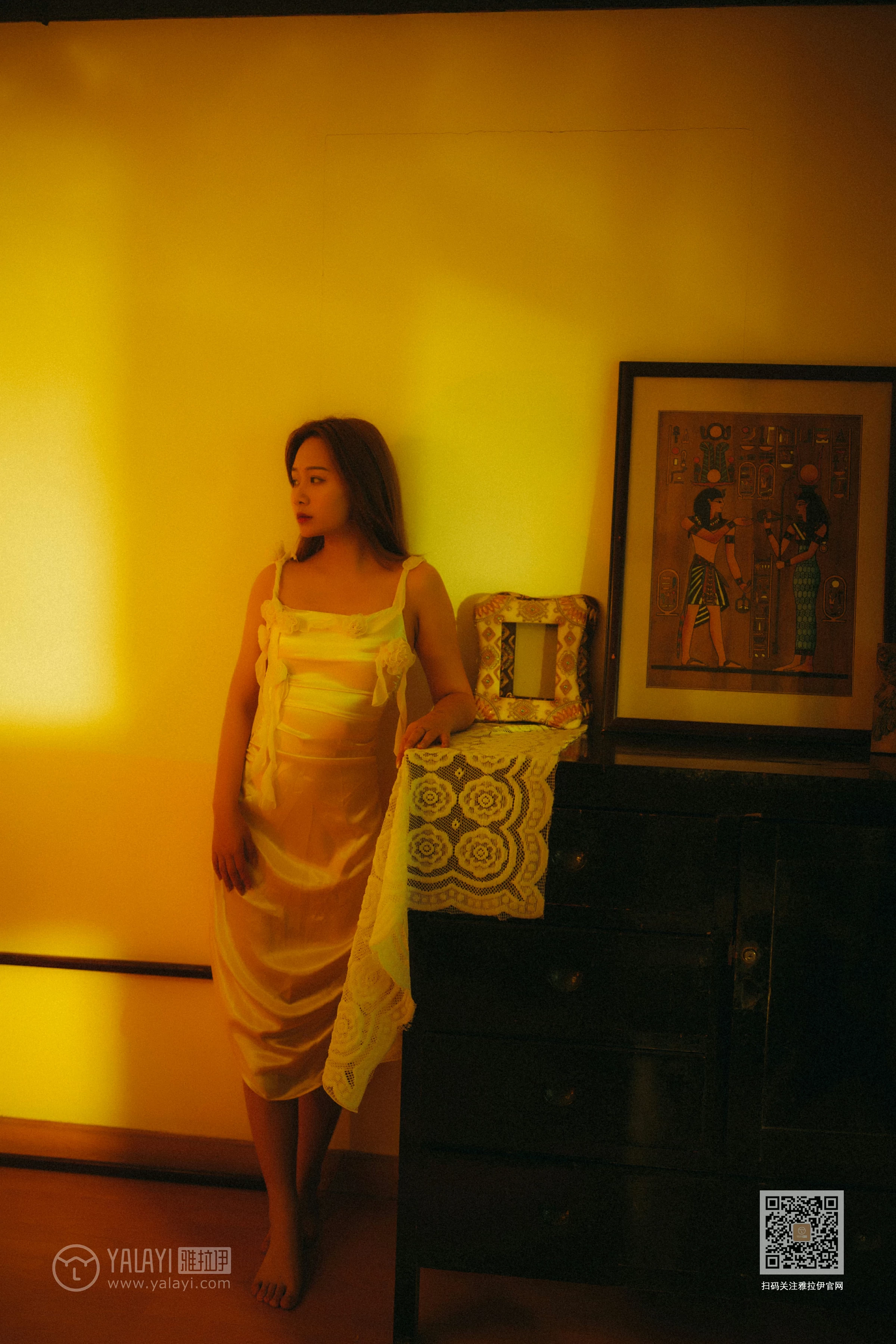 [YALAYI雅拉伊]NO.613 《对着暮光呢喃》 岳璐璐 白色吊带睡衣裙加白色内衣性感私房写真集第1张