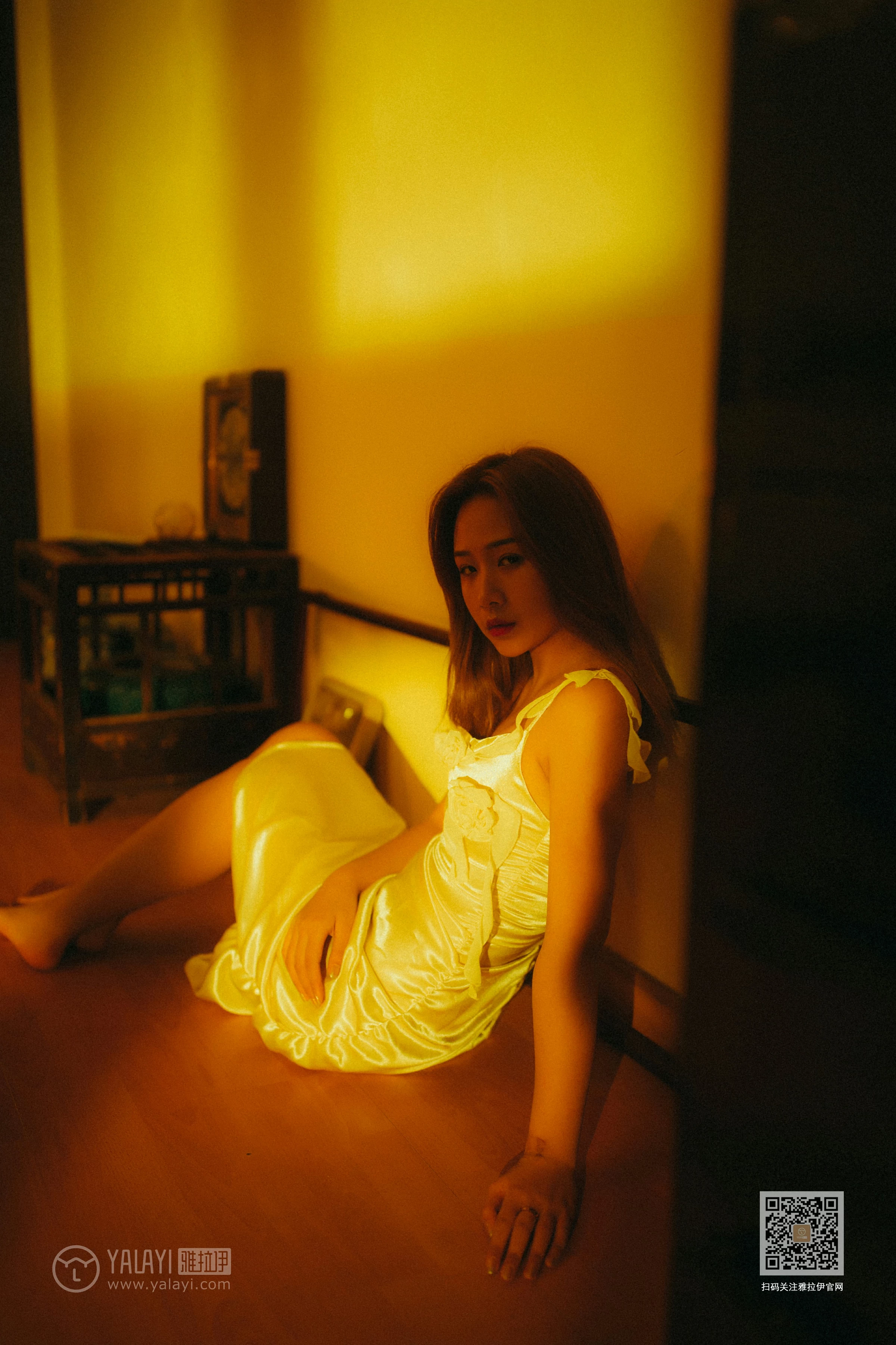 [YALAYI雅拉伊]NO.613 《对着暮光呢喃》 岳璐璐 白色吊带睡衣裙加白色内衣性感私房写真集第4张