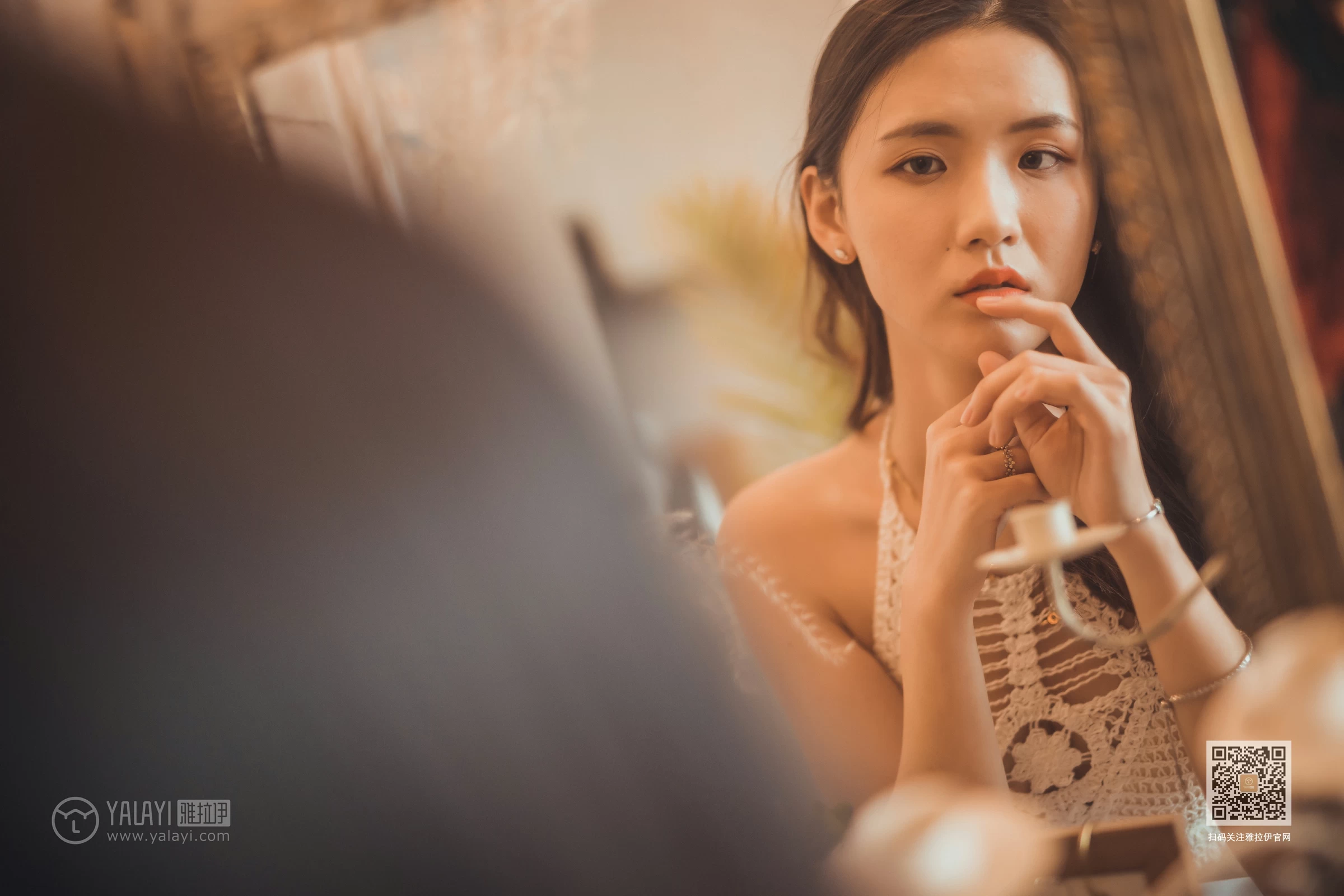 [YALAYI雅拉伊]NO.614 《我们约会吧》 尹梦 白色镂空内衣加灰色短裙性感私房写真集第4张