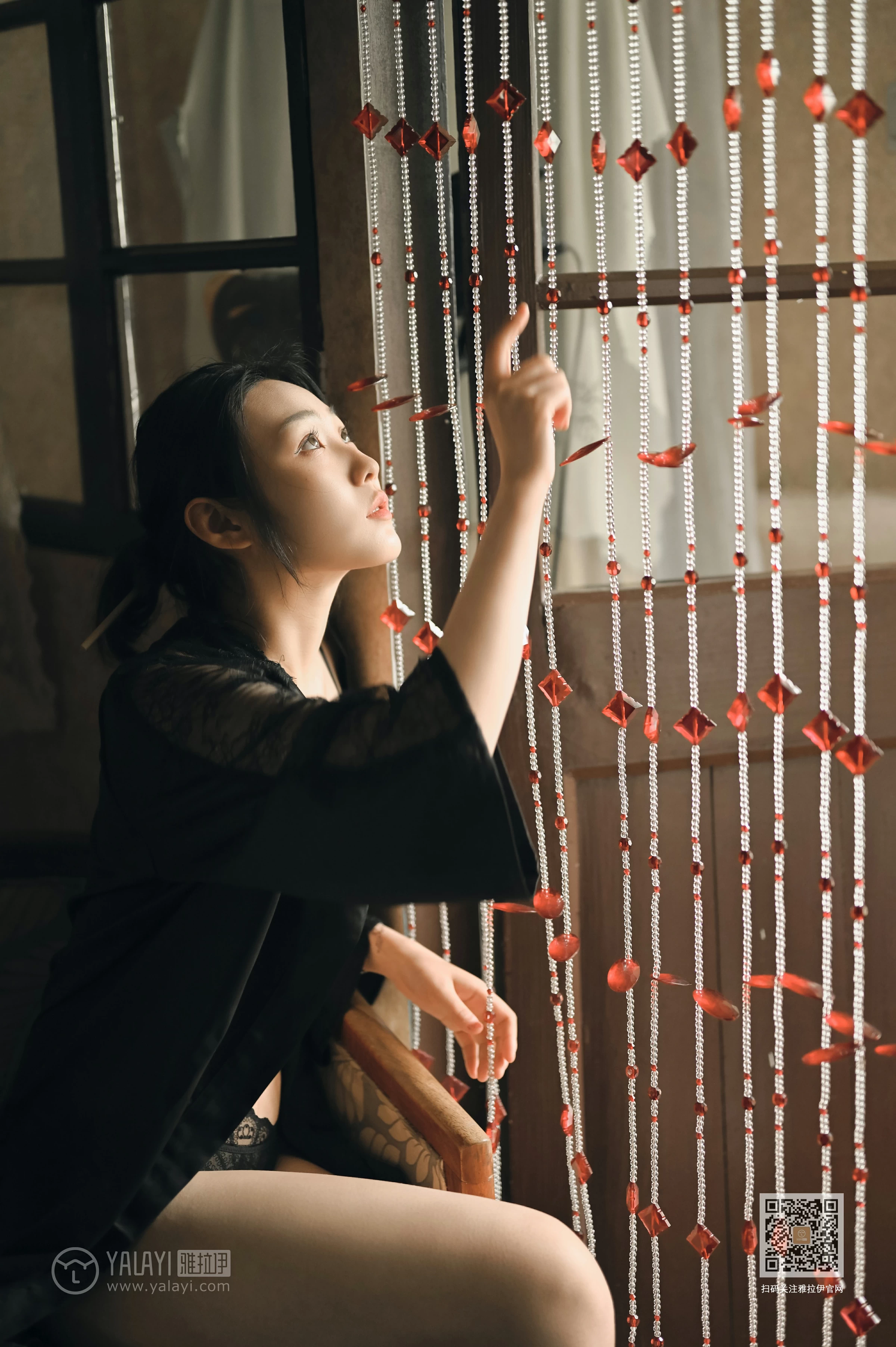 [YALAYI雅拉伊]NO.625 《静女》 沈伊 黑色真丝睡衣加蕾丝内衣性感私房写真集第9张