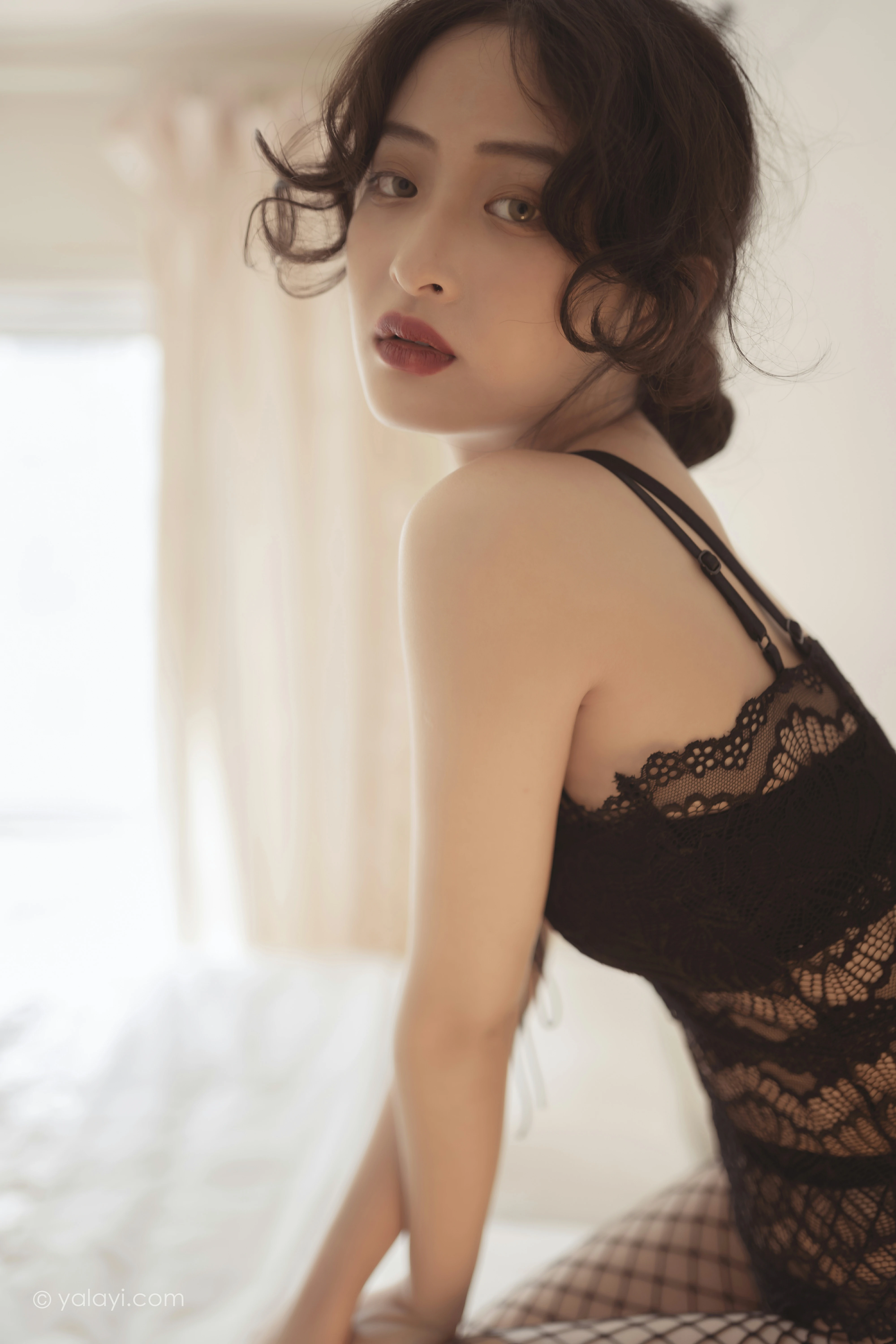 [YALAYI雅拉伊]NO.796 万人迷 西子 黑色蕾丝内衣加情趣渔网袜性感私房写真集第10张