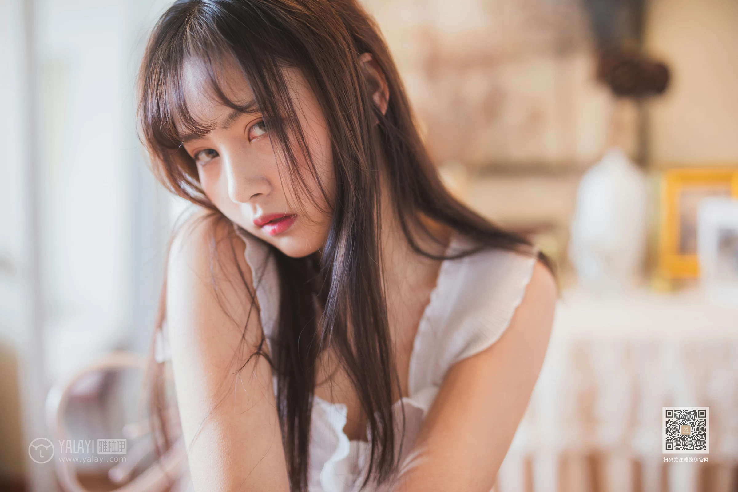 [YALAYI雅拉伊]NO.627 《试衣间》 唐芯 白色蕾丝背心加牛仔热裤性感私房写真集第9张
