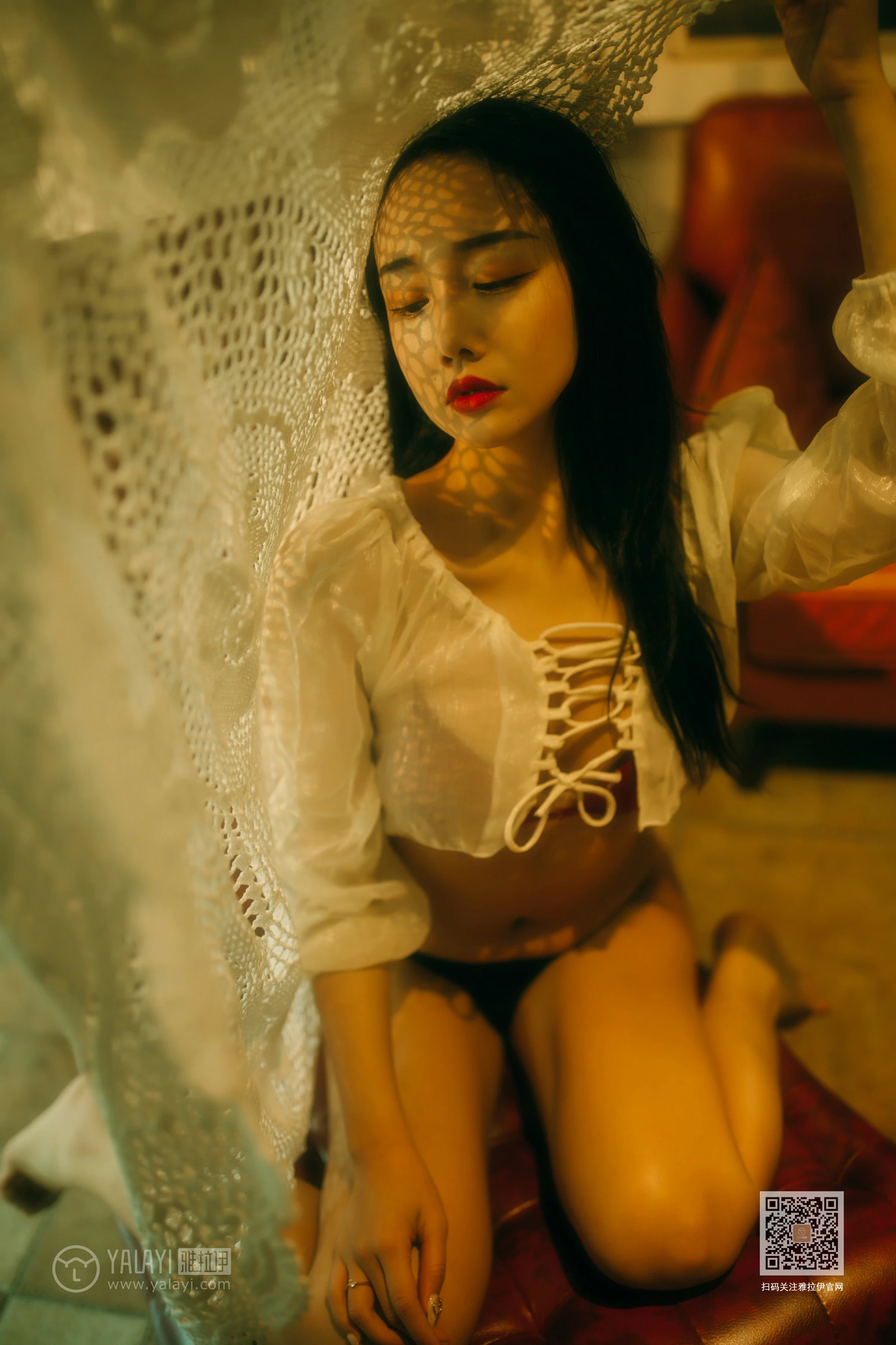 [YALAYI雅拉伊]NO.630 《华灯初上》 优优 白色透视衬衫加红色内衣性感私房写真集第6张