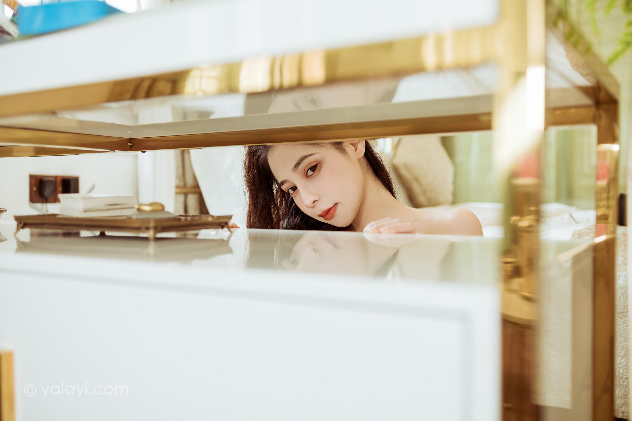 [YALAYI雅拉伊]2022.02.22 女友来探班 诗咏 白色抹胸上衣加白色长筒靴性感私房写真集第14张