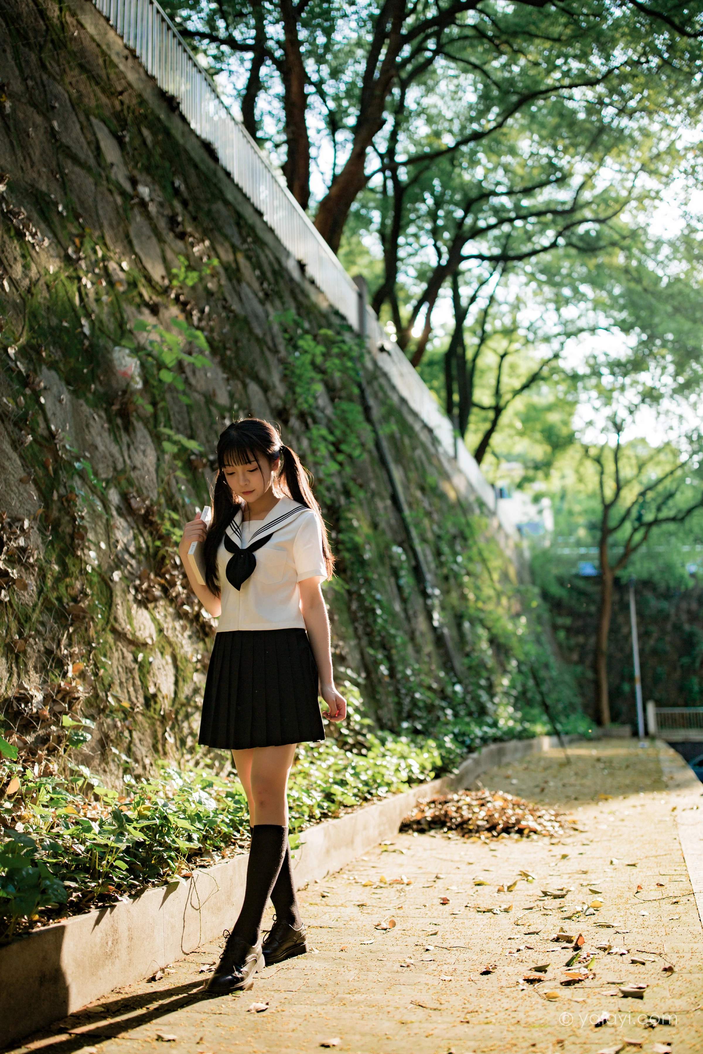 [YALAYI雅拉伊]NO.671 《放学一起走》 妙妙 JK水手制服与短裙加黑丝美腿写真第15张
