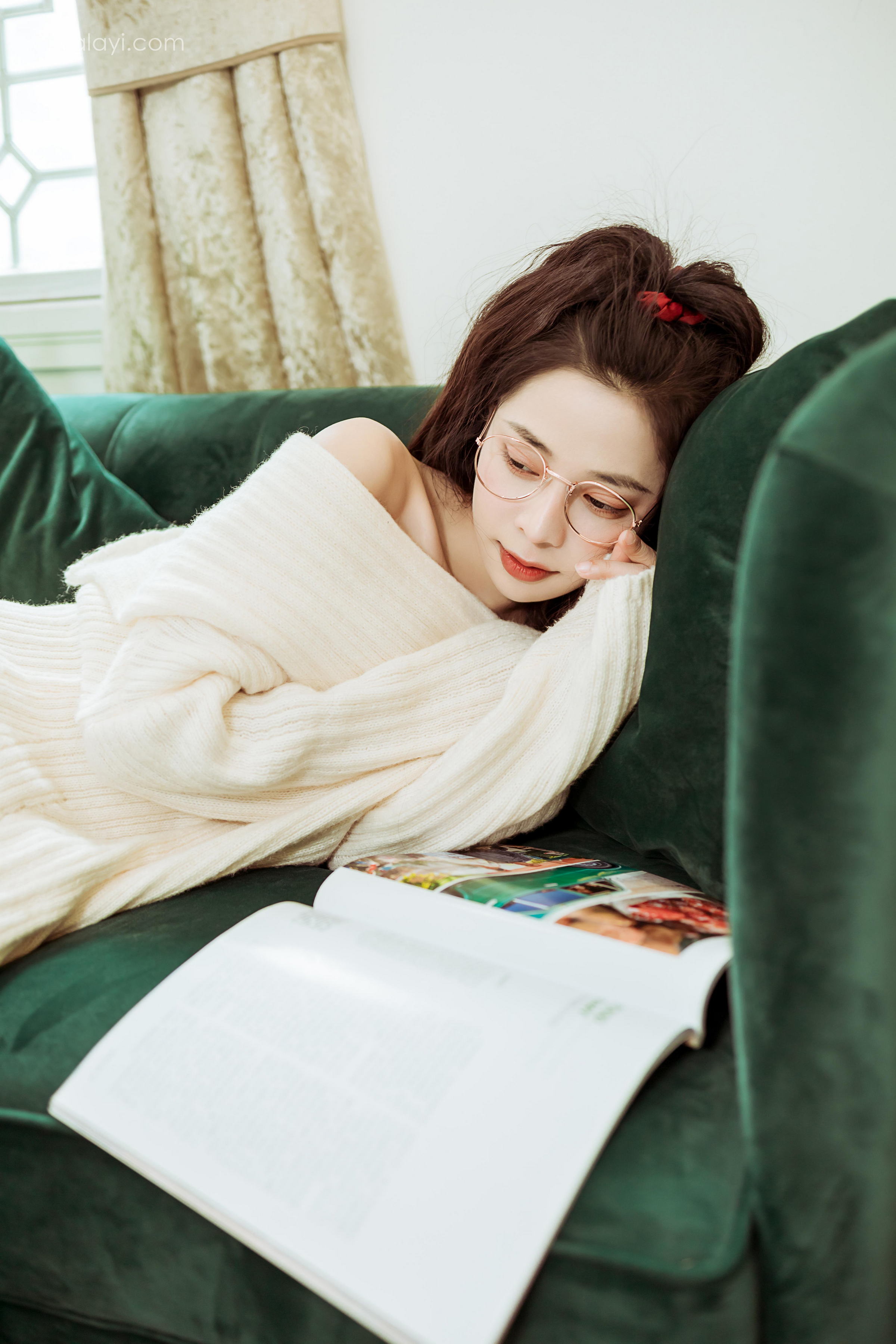 [YALAYI雅拉伊]2022.02.22 女友来探班 诗咏 白色抹胸上衣加白色长筒靴性感私房写真集第10张