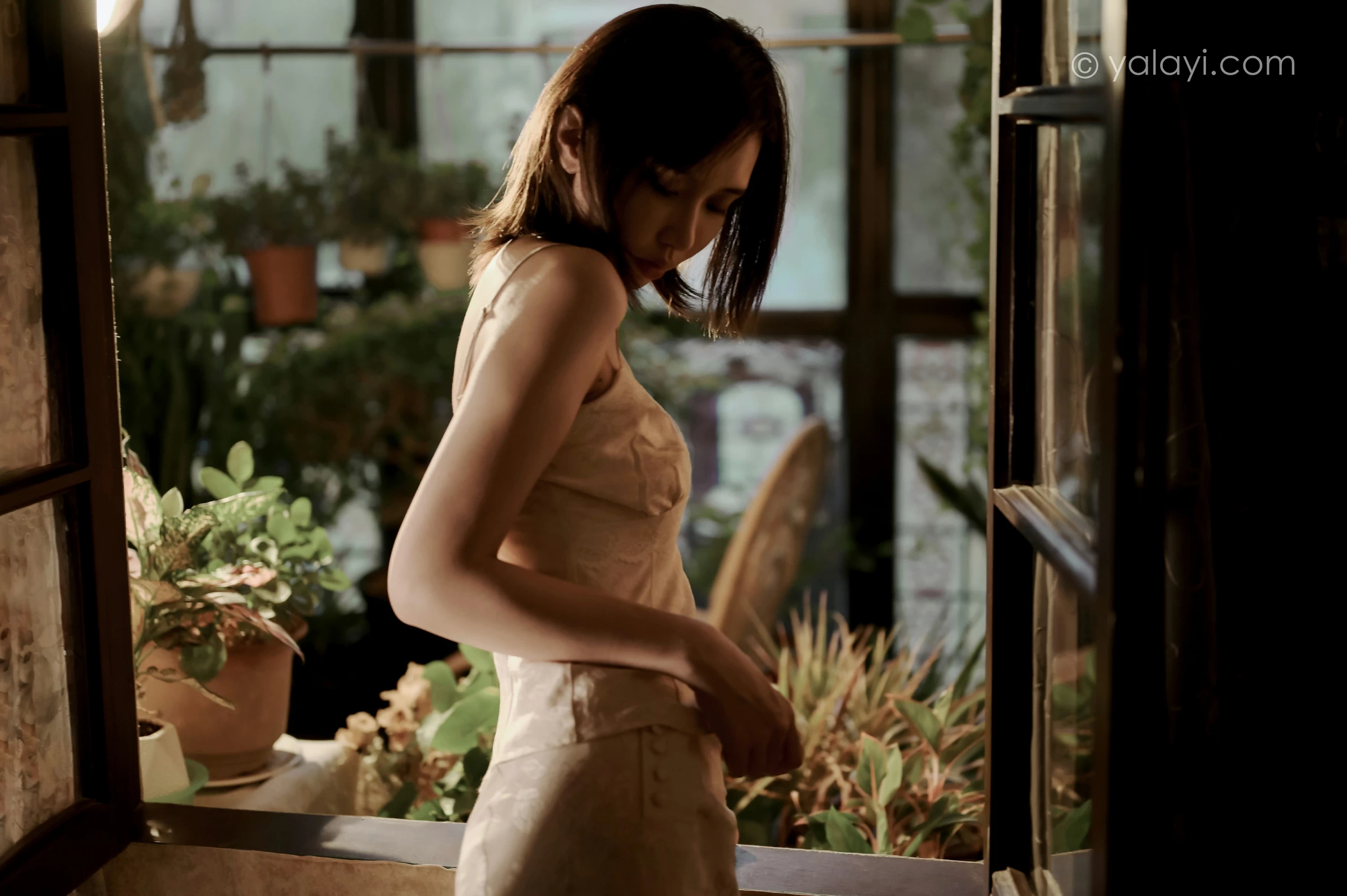 [YALAYI雅拉伊]NO.699 《长相思》 妍妍 白色吊带连衣裙居家私房写真集第13张