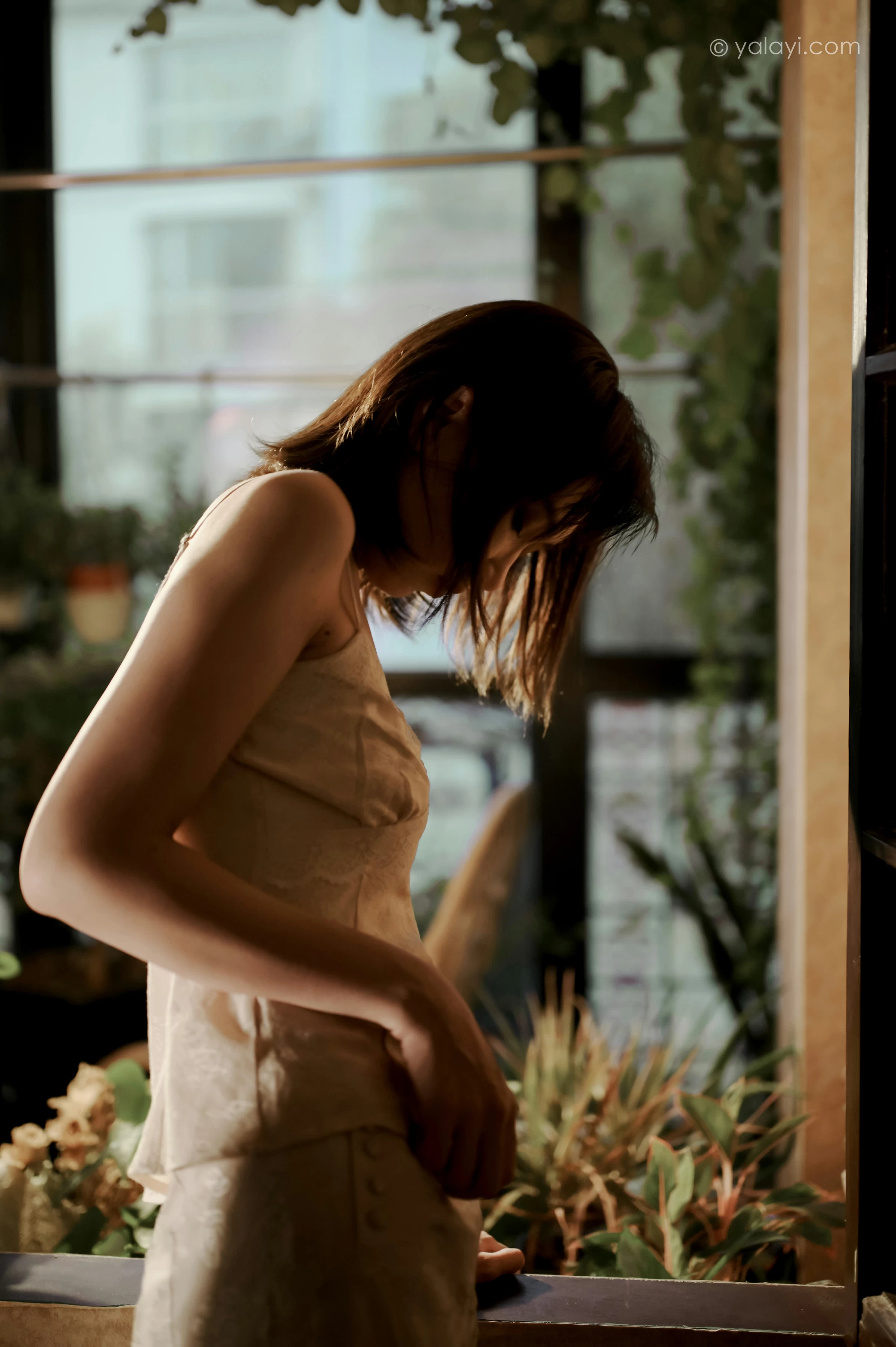 [YALAYI雅拉伊]NO.699 《长相思》 妍妍 白色吊带连衣裙居家私房写真集第13张