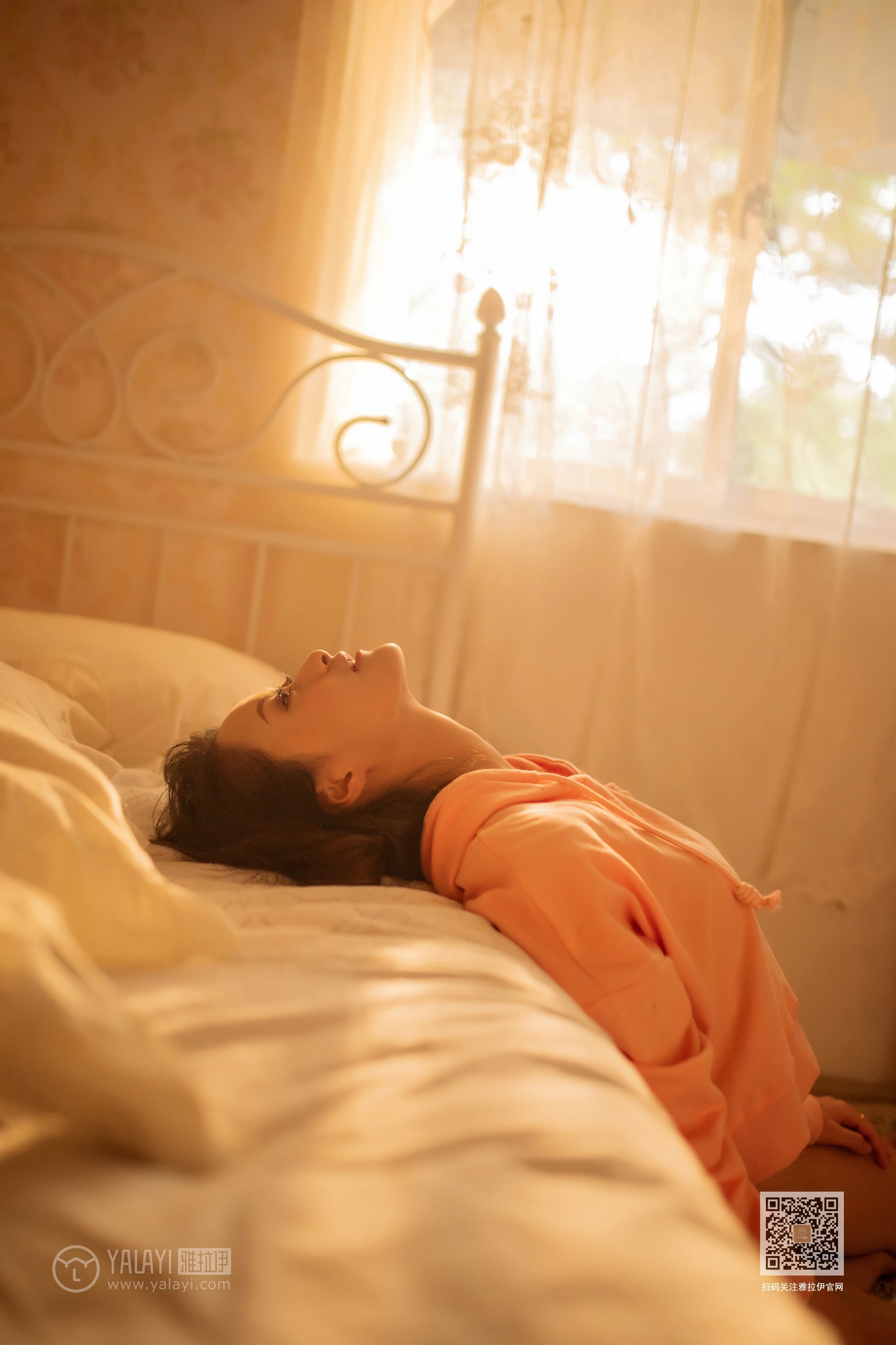 [YALAYI雅拉伊]NO.639 《慵懒小女人》 丁媛 红色卫衣居家性感私房写真集第4张