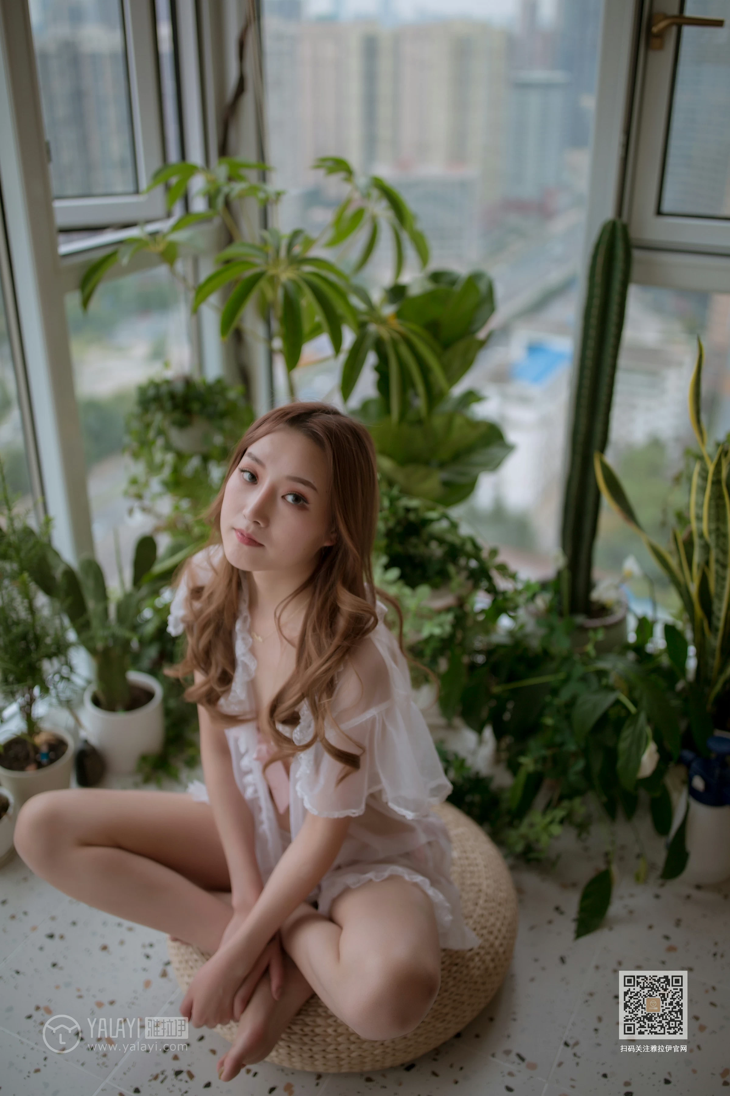 [YALAYI雅拉伊]NO.651 《从花园到闺房》 上官莹莹 白色透视睡衣加情趣内衣性感私房写真集第7张