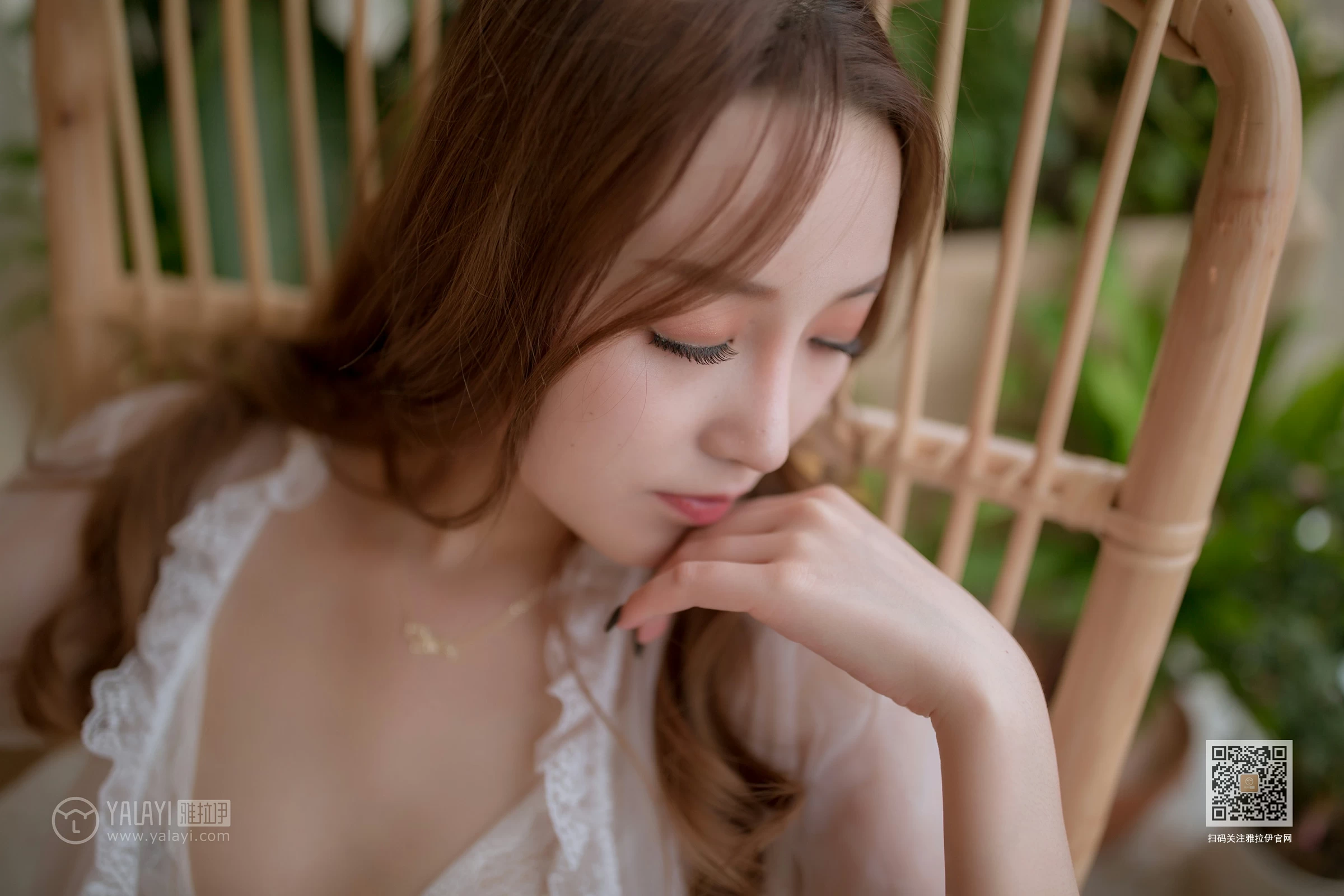 [YALAYI雅拉伊]NO.651 《从花园到闺房》 上官莹莹 白色透视睡衣加情趣内衣性感私房写真集第9张