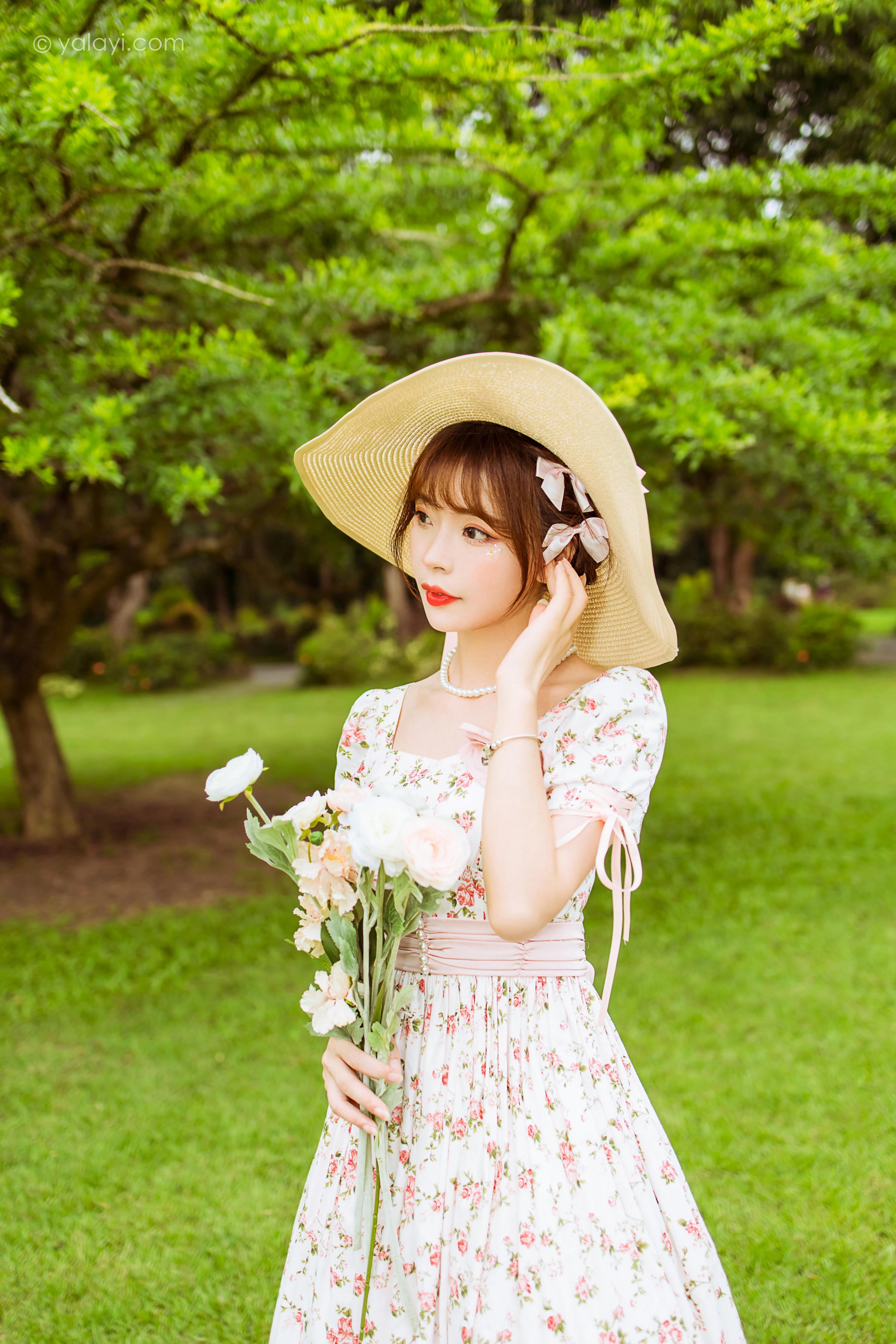 [YALAYI雅拉伊]2022.09.15 告白 程小蝶 白色复古连衣裙加白色绵袜清纯写真集第2张