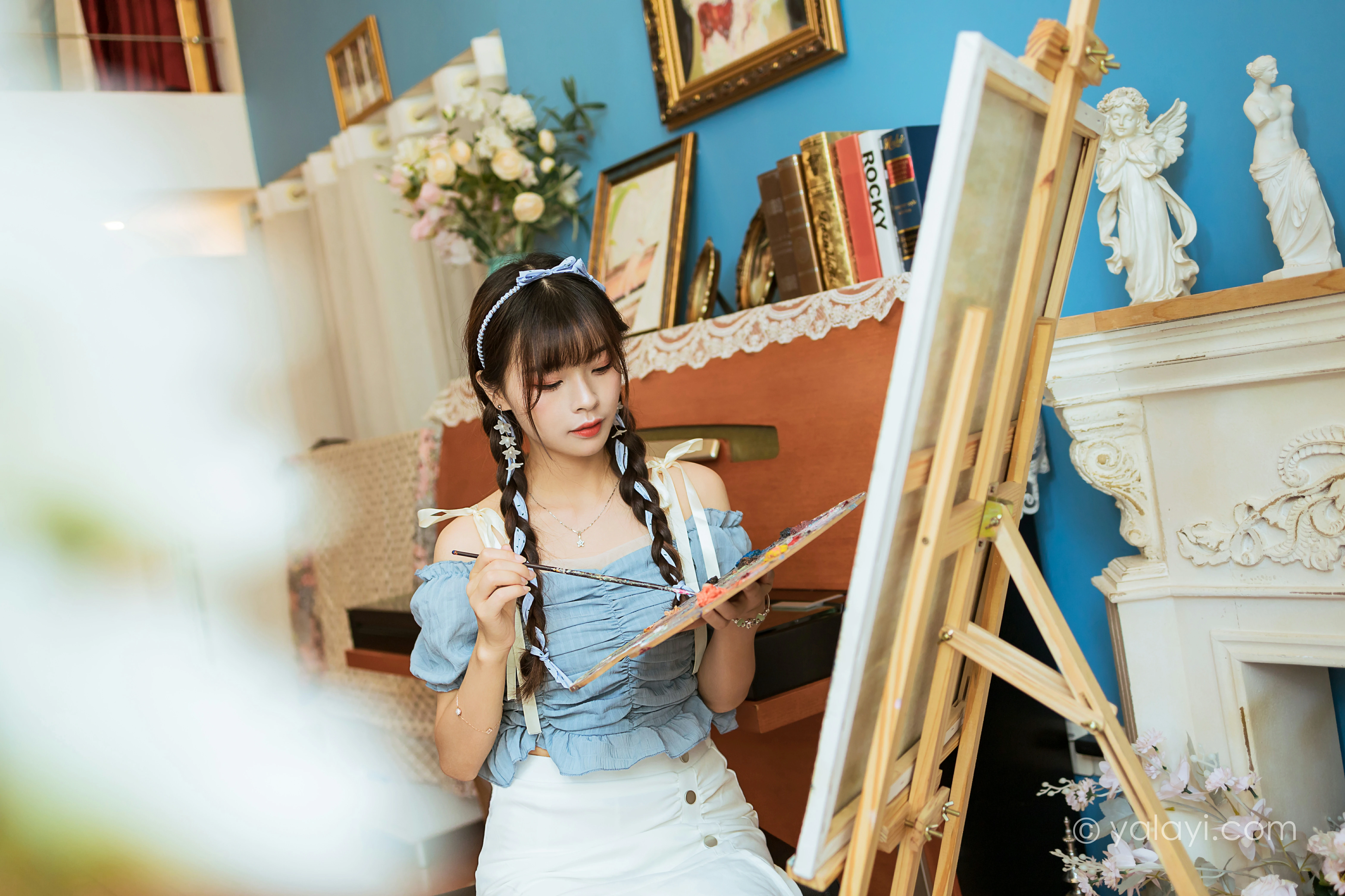 [YALAYI雅拉伊]NO.850 灵魂画师 程小蝶 蓝色抹胸上衣加白色短裙清纯可爱写真集第3张