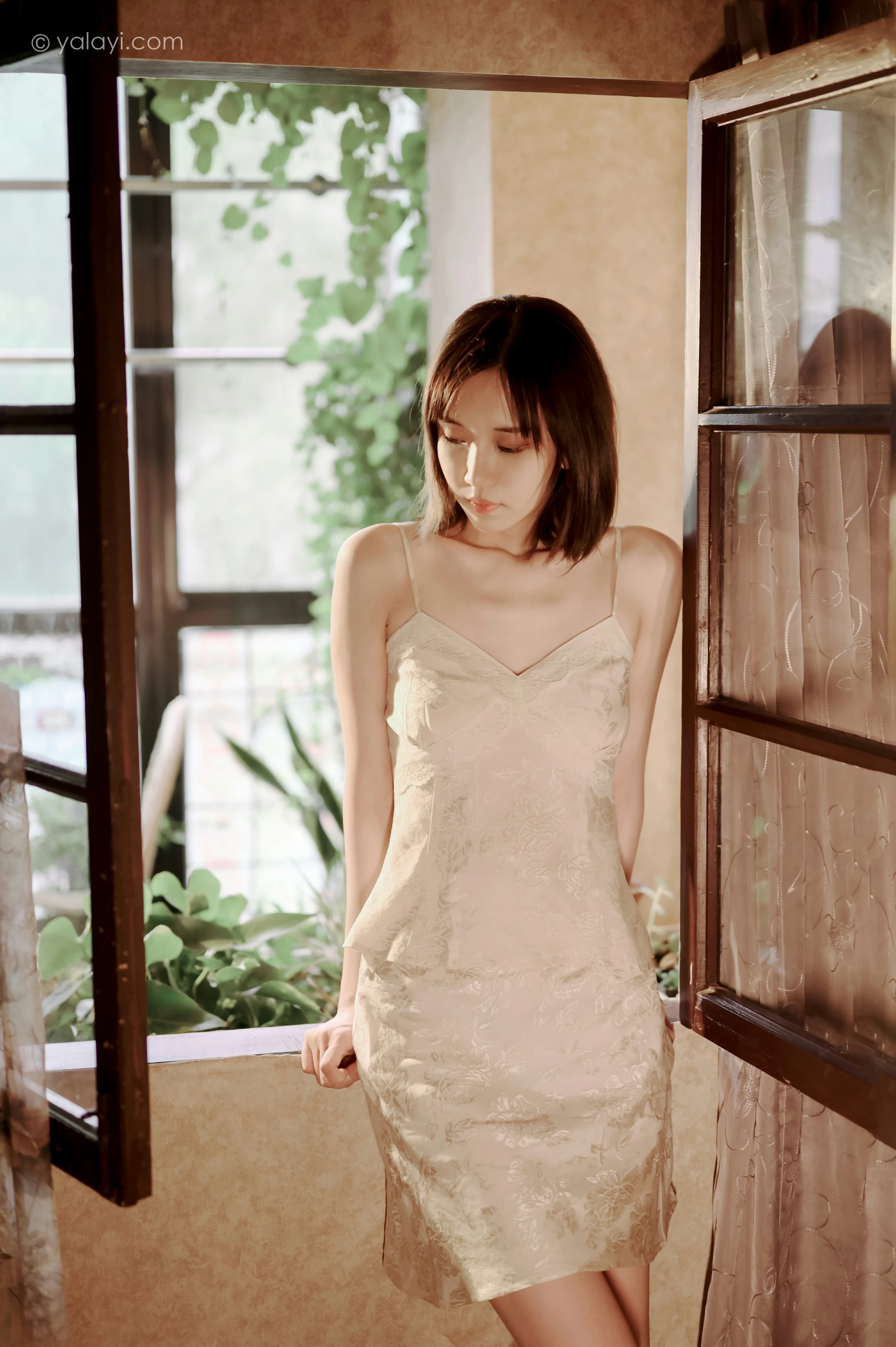[YALAYI雅拉伊]NO.699 《长相思》 妍妍 白色吊带连衣裙居家私房写真集第8张