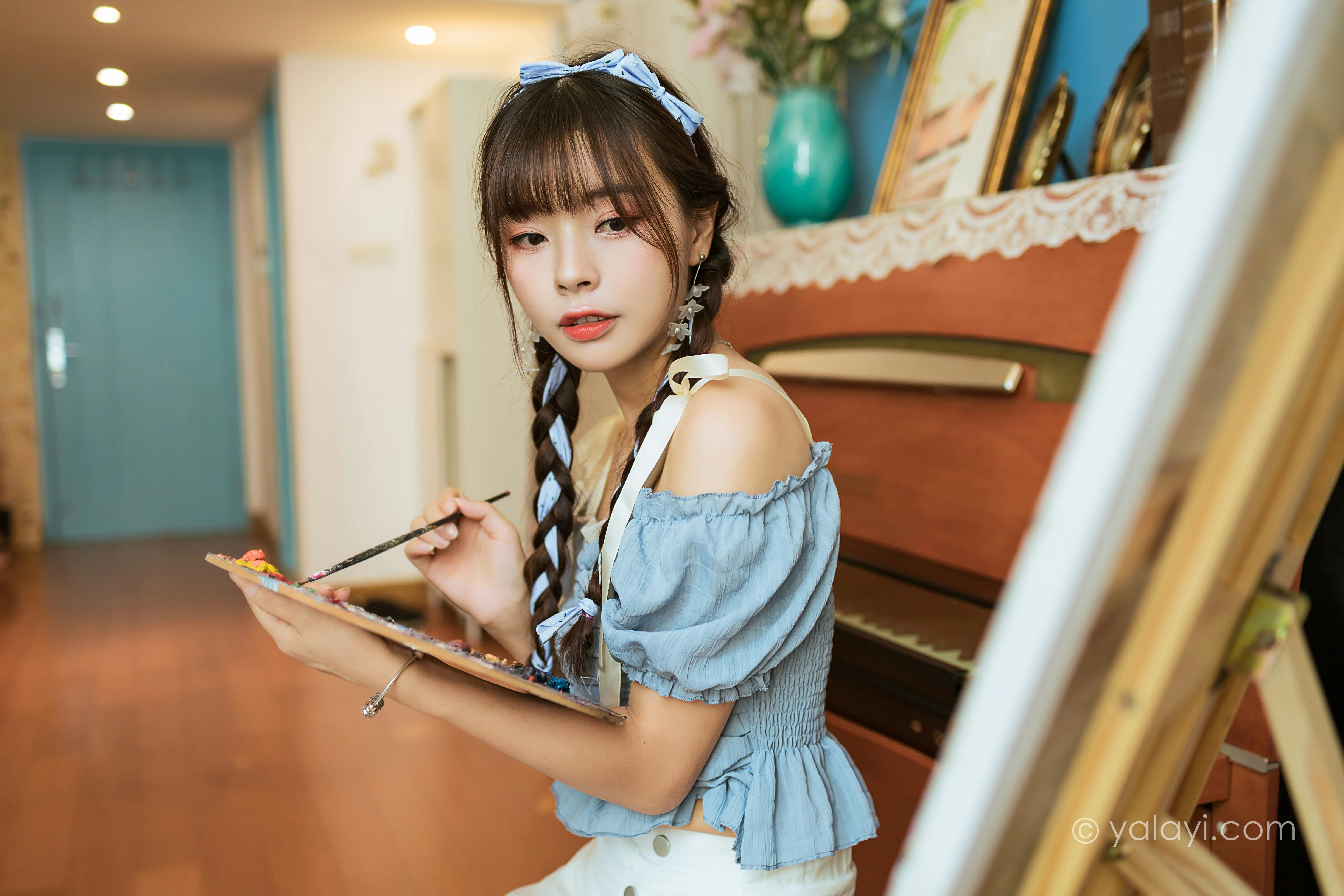 [YALAYI雅拉伊]NO.850 灵魂画师 程小蝶 蓝色抹胸上衣加白色短裙清纯可爱写真集第6张