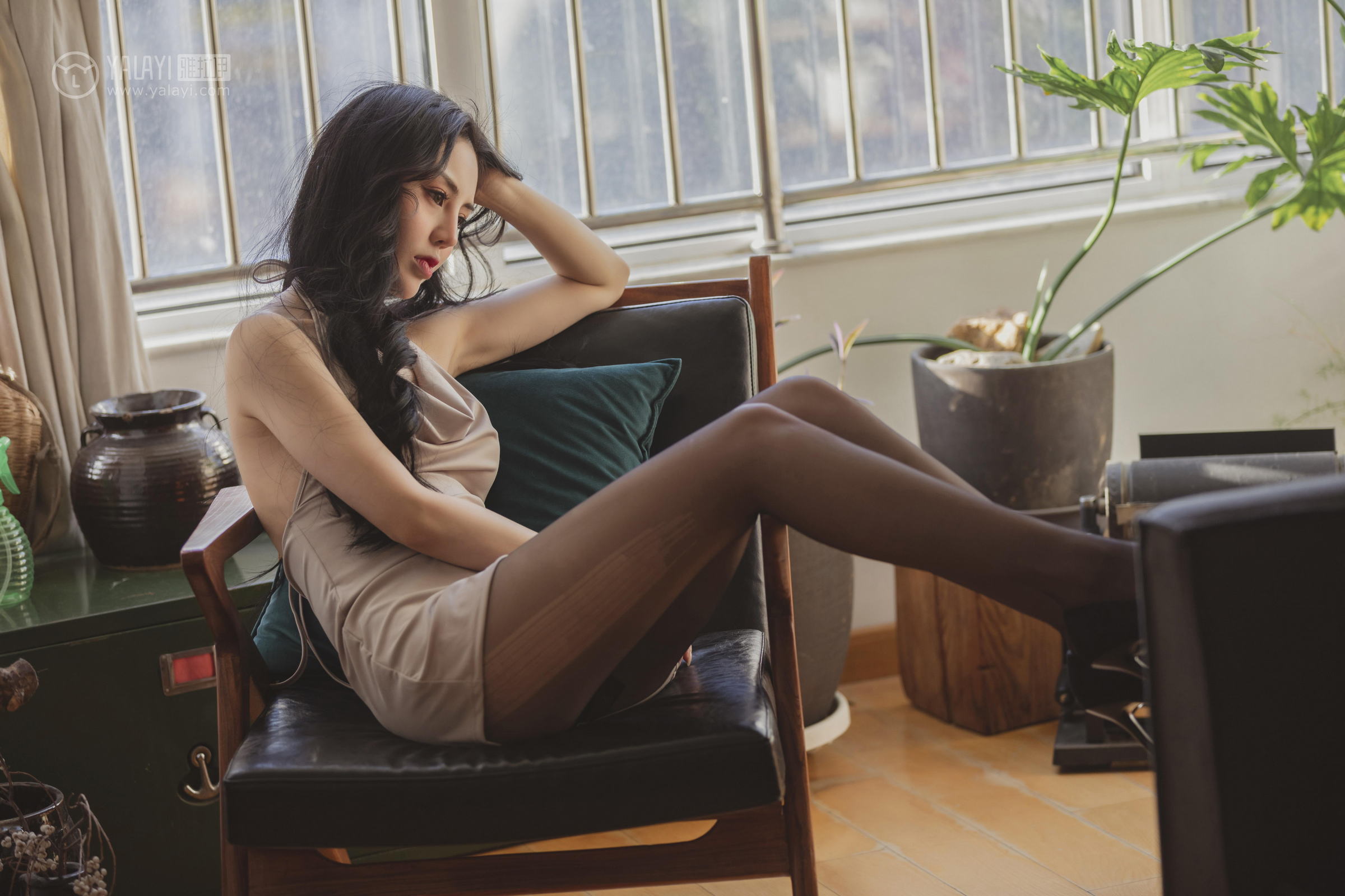 [YALAYI雅拉伊]2022.08.01 香蜜 凉儿 米色吊带祼背小礼裙加黑丝美腿性感私房写真集第4张