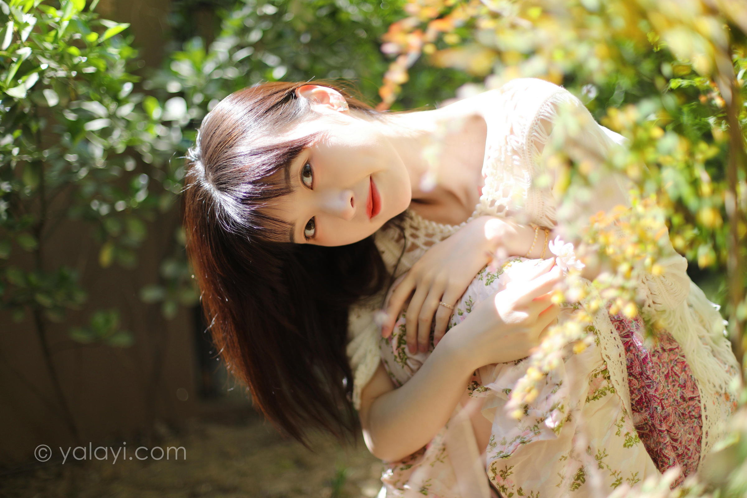 [YALAYI雅拉伊]2022.09.22 光晕 京京 白色镂空连衣裙加粉色长裙清纯写真集第3张