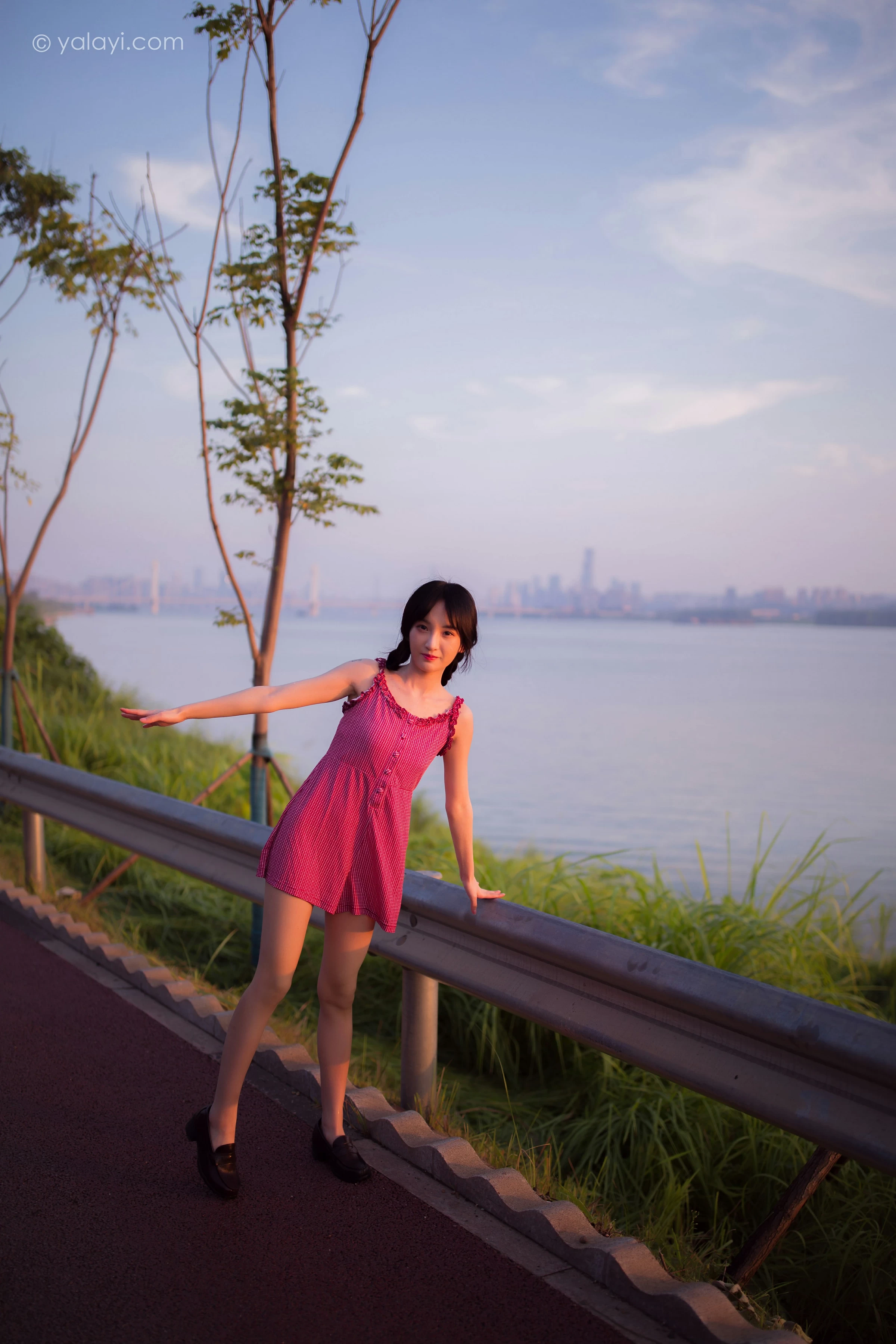 [YALAYI雅拉伊]NO.700 《杨柳岸》 周周 红色吊带连衣裙写真第3张