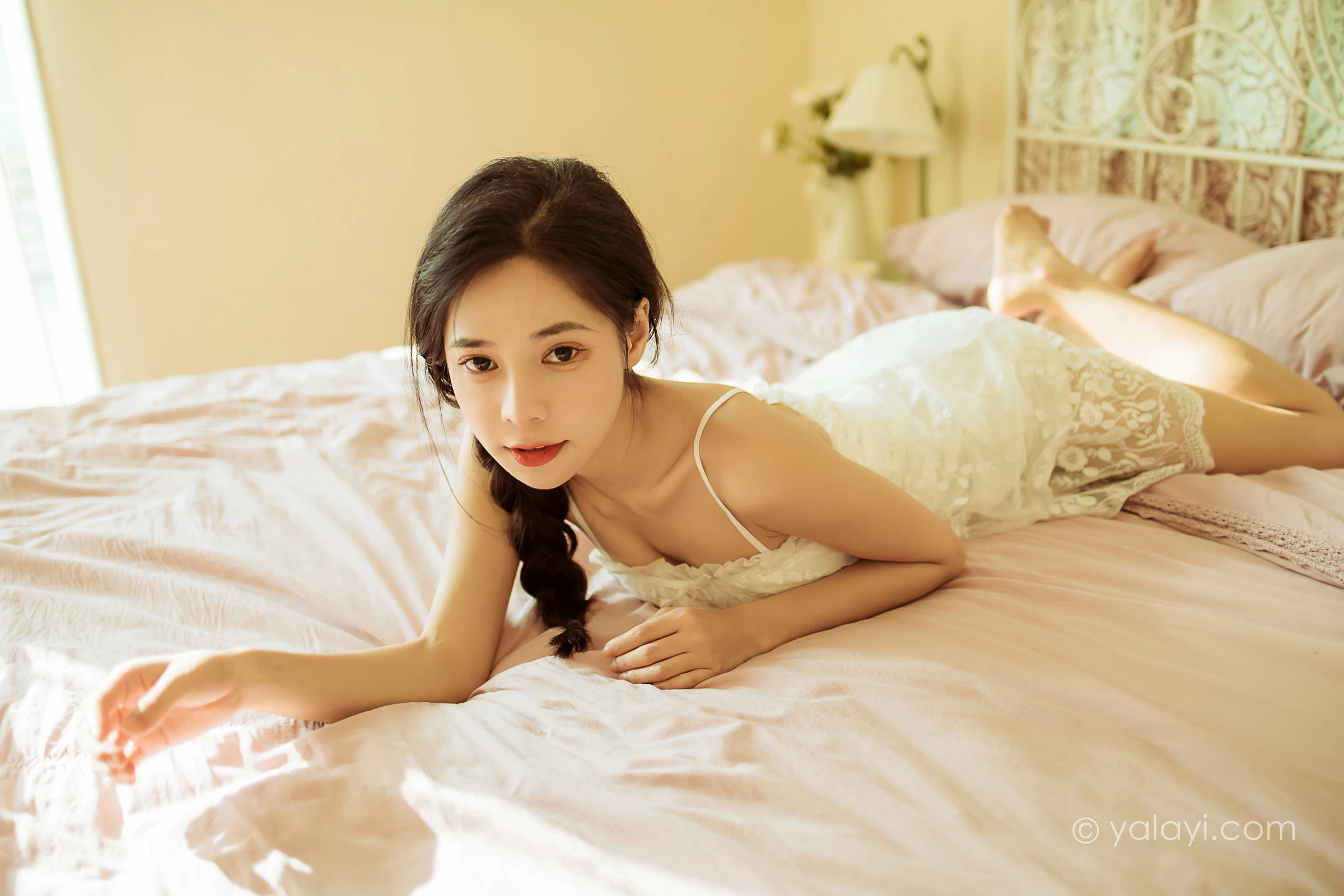 [YALAYI雅拉伊]2022.01.21 有一点生气 诗咏 白色吊带连衣裙性感写真集第3张