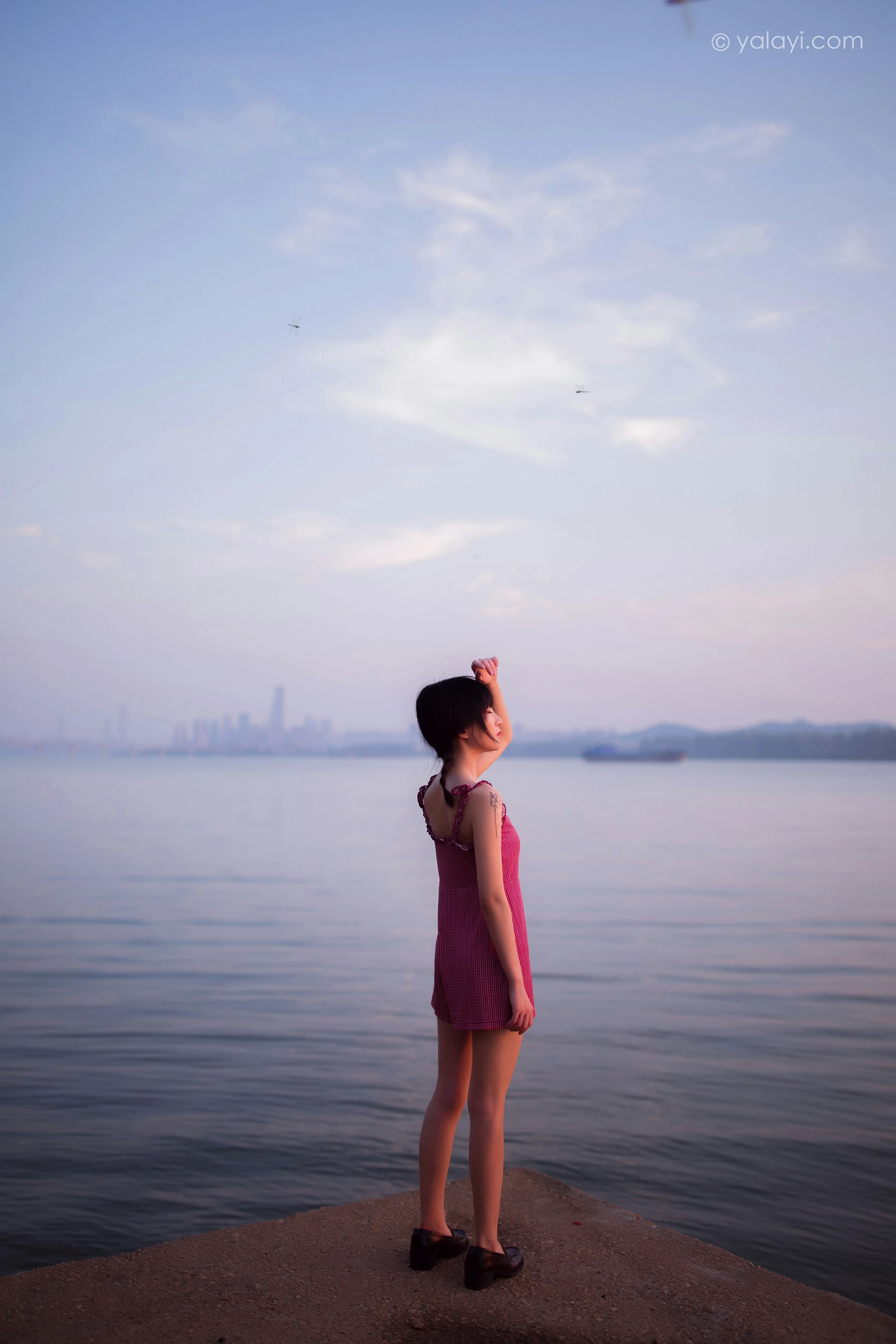 [YALAYI雅拉伊]NO.700 《杨柳岸》 周周 红色吊带连衣裙写真第7张