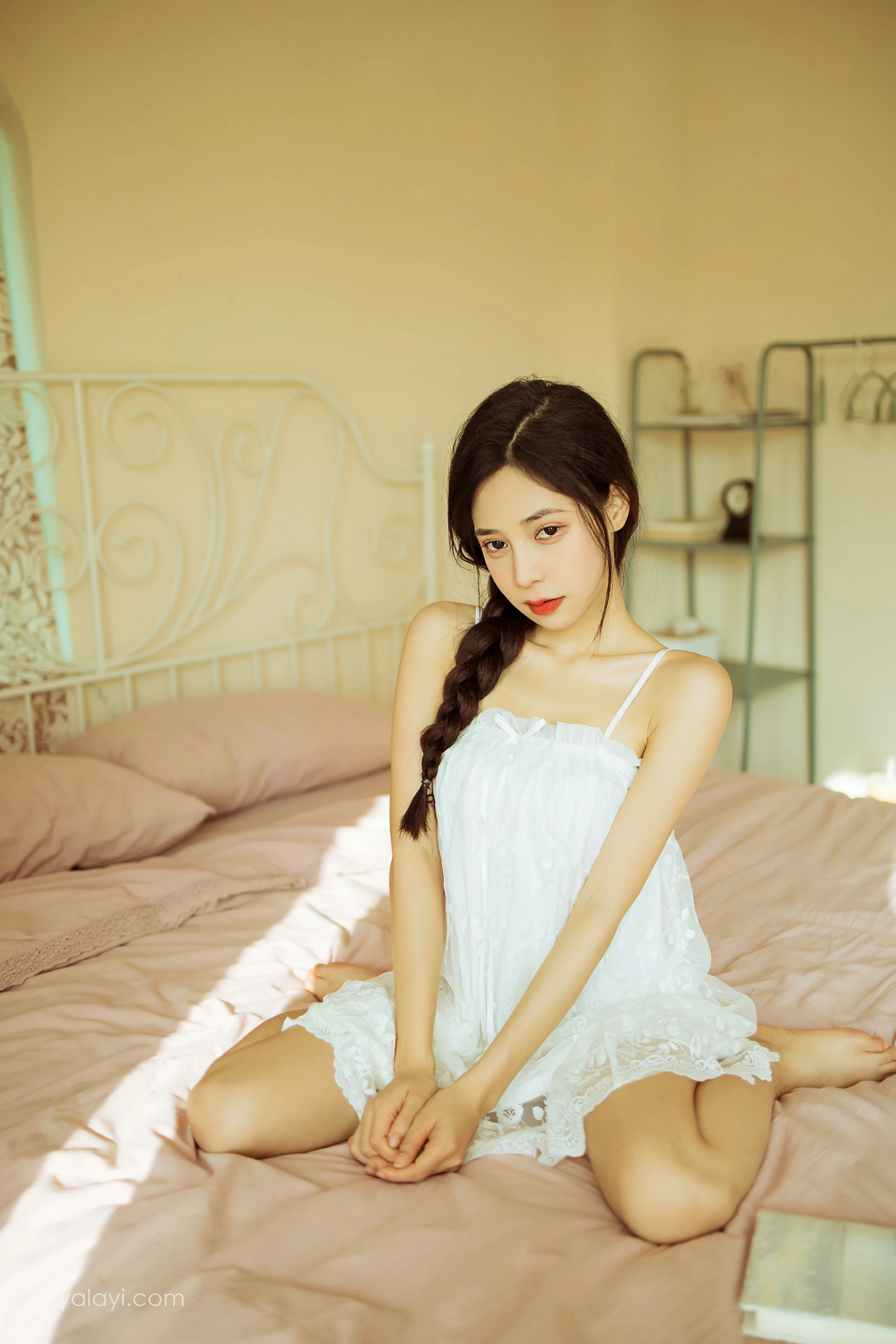 [YALAYI雅拉伊]2022.01.21 有一点生气 诗咏 白色吊带连衣裙性感写真集第6张