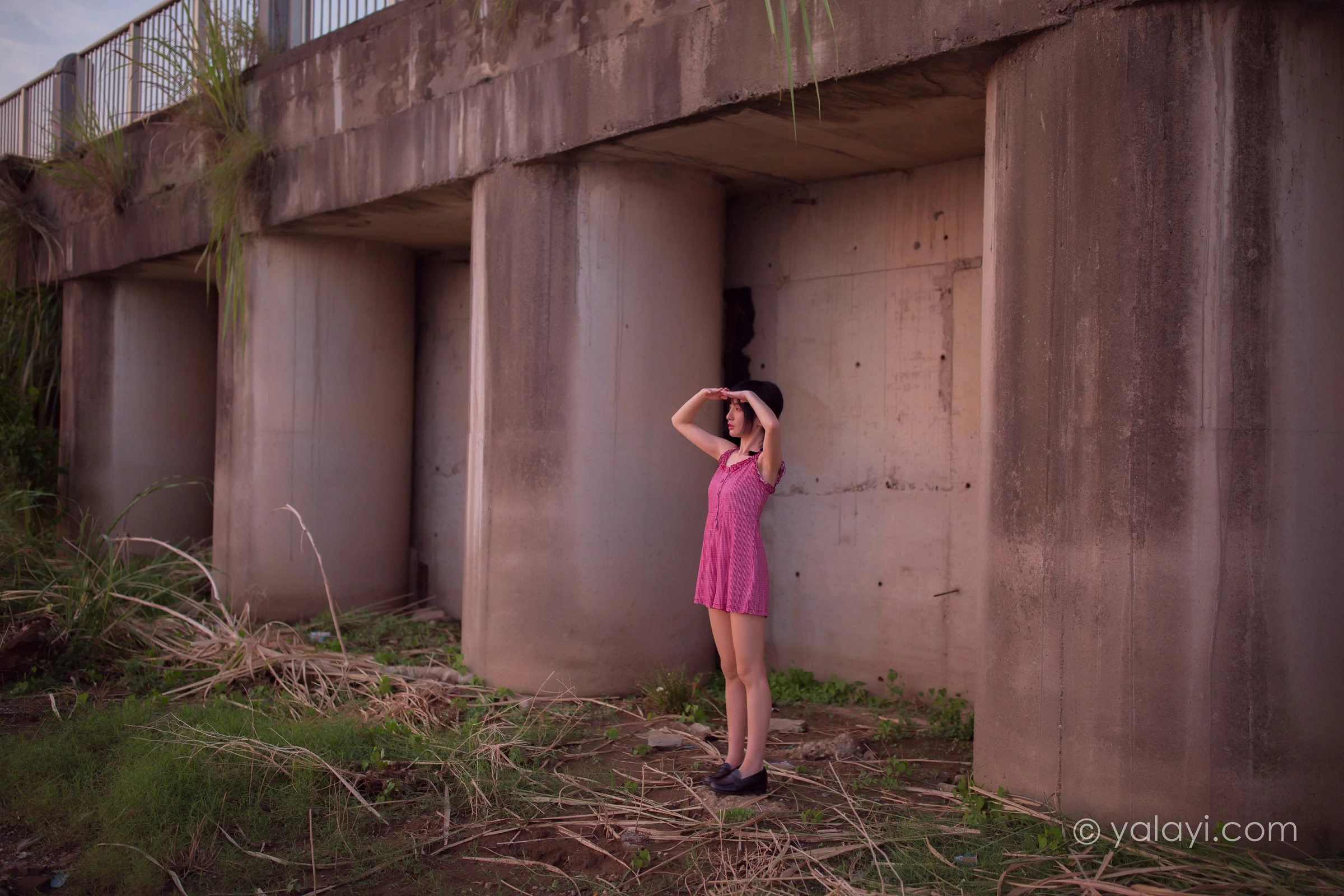 [YALAYI雅拉伊]NO.700 《杨柳岸》 周周 红色吊带连衣裙写真第11张