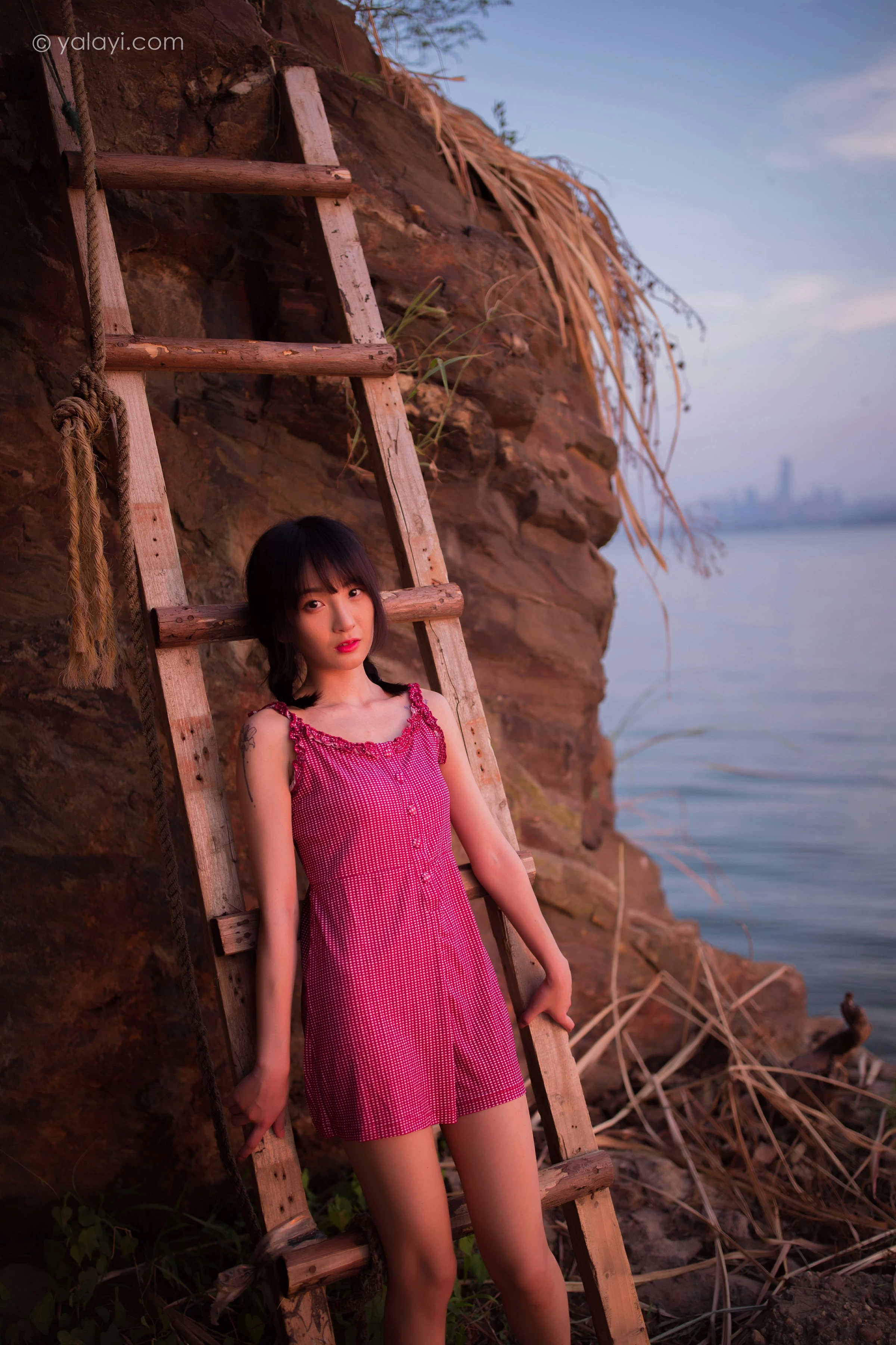 [YALAYI雅拉伊]NO.700 《杨柳岸》 周周 红色吊带连衣裙写真第9张