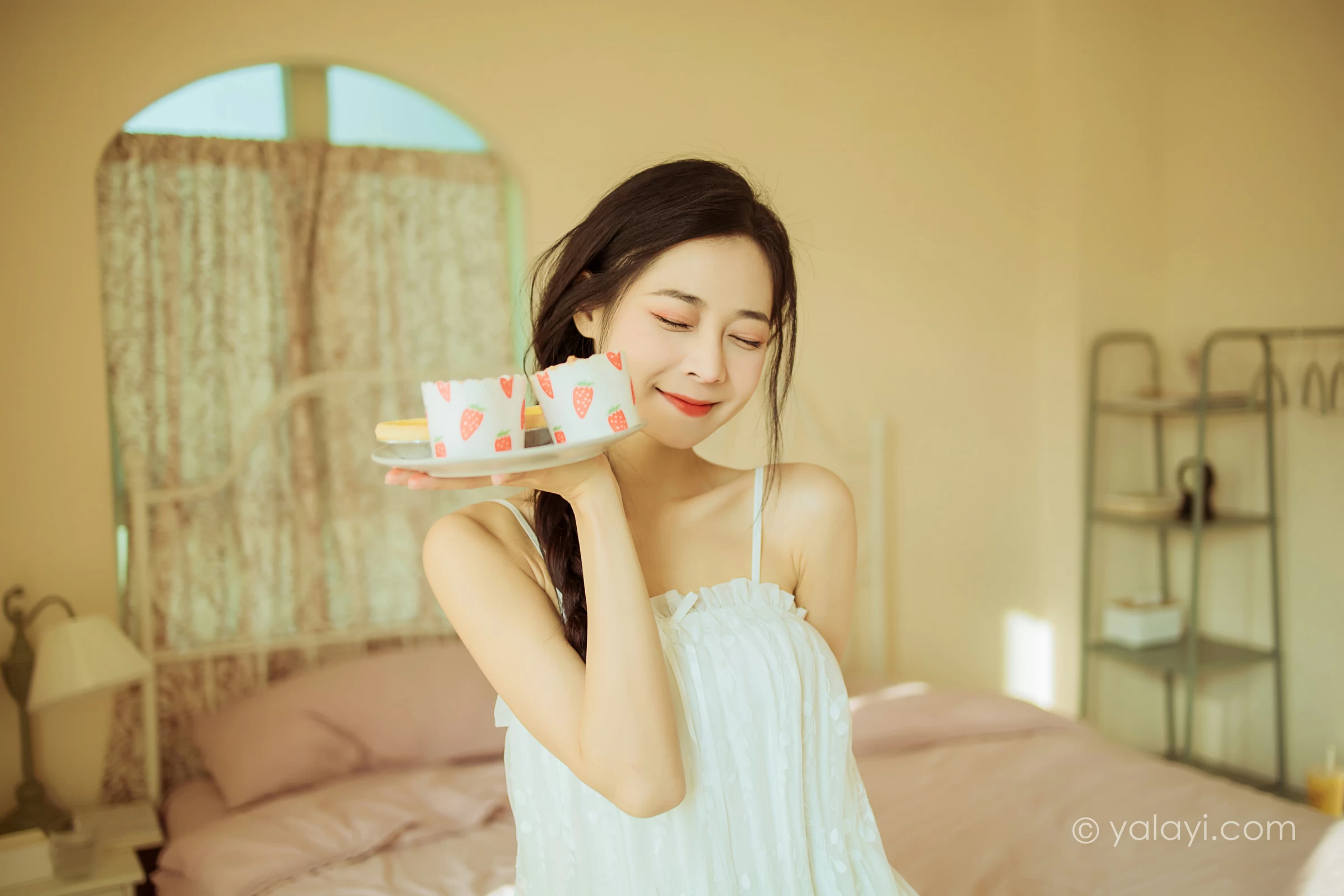 [YALAYI雅拉伊]2022.01.21 有一点生气 诗咏 白色吊带连衣裙性感写真集第11张