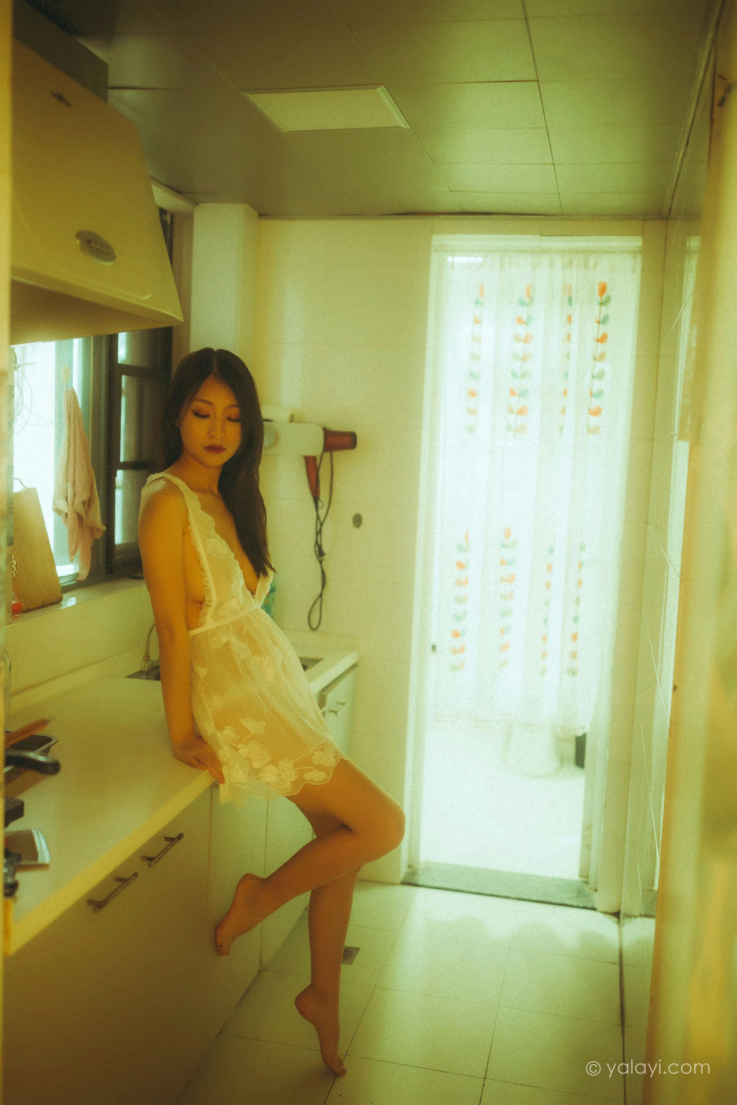 [YALAYI雅拉伊]NO.754 迷情公寓 婉儿 白色透视睡衣裙与连体镂空情趣内衣性感私房写真集第5张