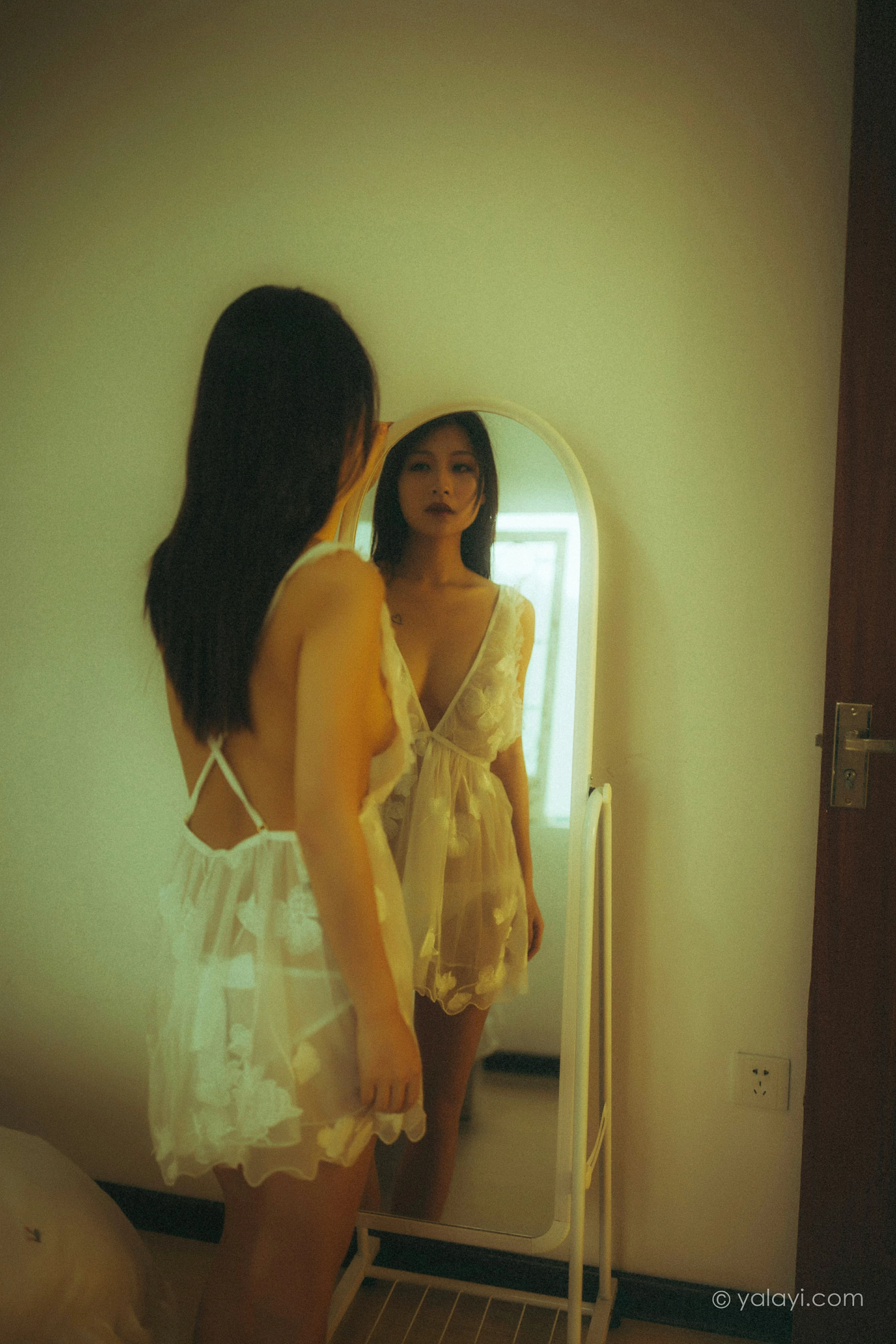 [YALAYI雅拉伊]NO.754 迷情公寓 婉儿 白色透视睡衣裙与连体镂空情趣内衣性感私房写真集第6张