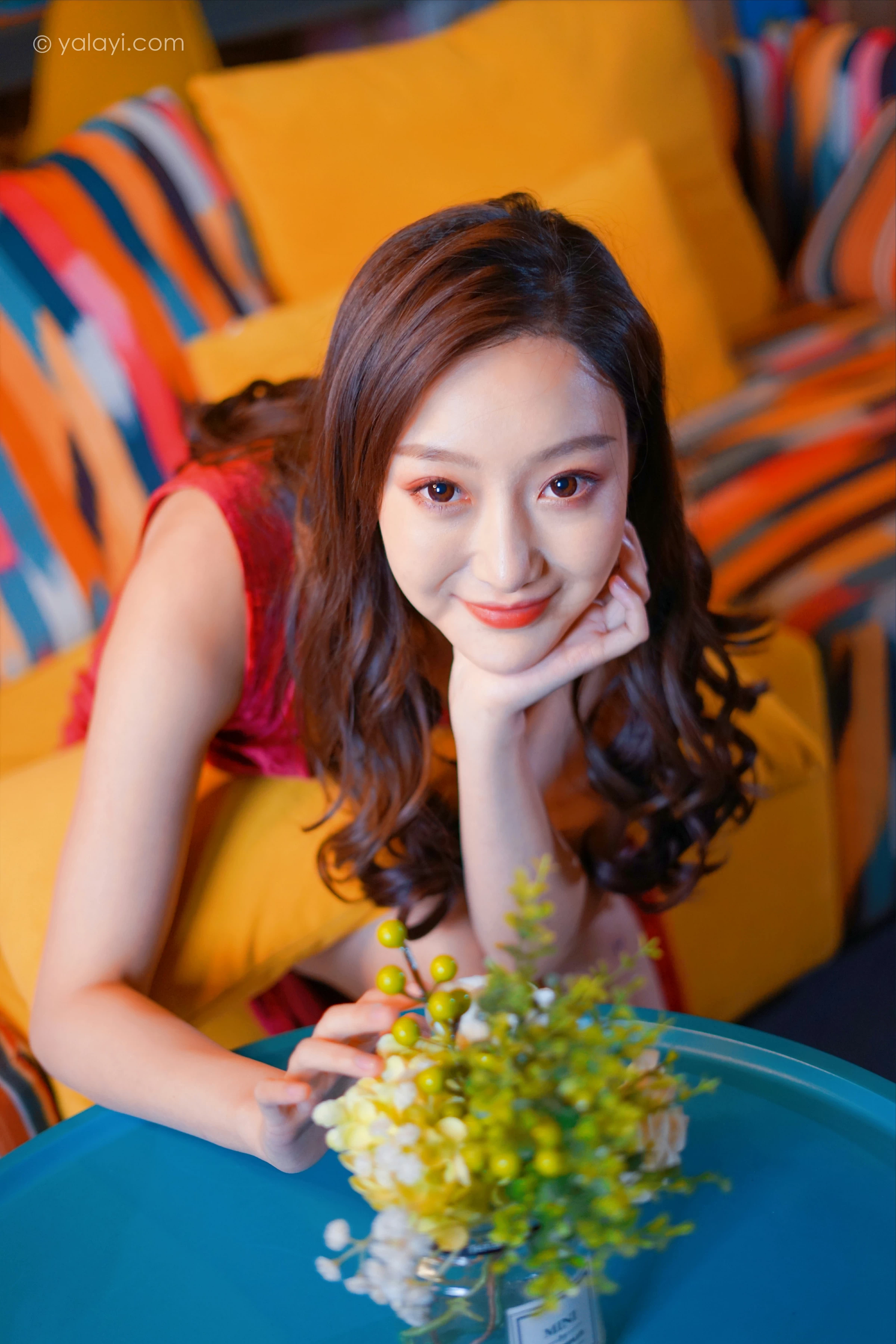 [YALAYI雅拉伊]2021.12.16 美人一笑也倾城 蕊思 红色连身礼服裙性感休闲写真集第2张