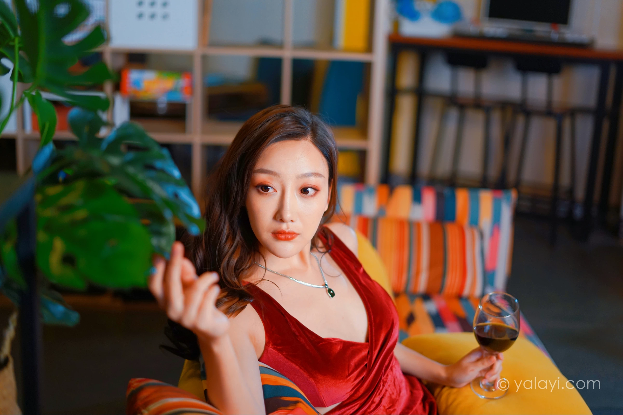 [YALAYI雅拉伊]2021.12.16 美人一笑也倾城 蕊思 红色连身礼服裙性感休闲写真集第5张