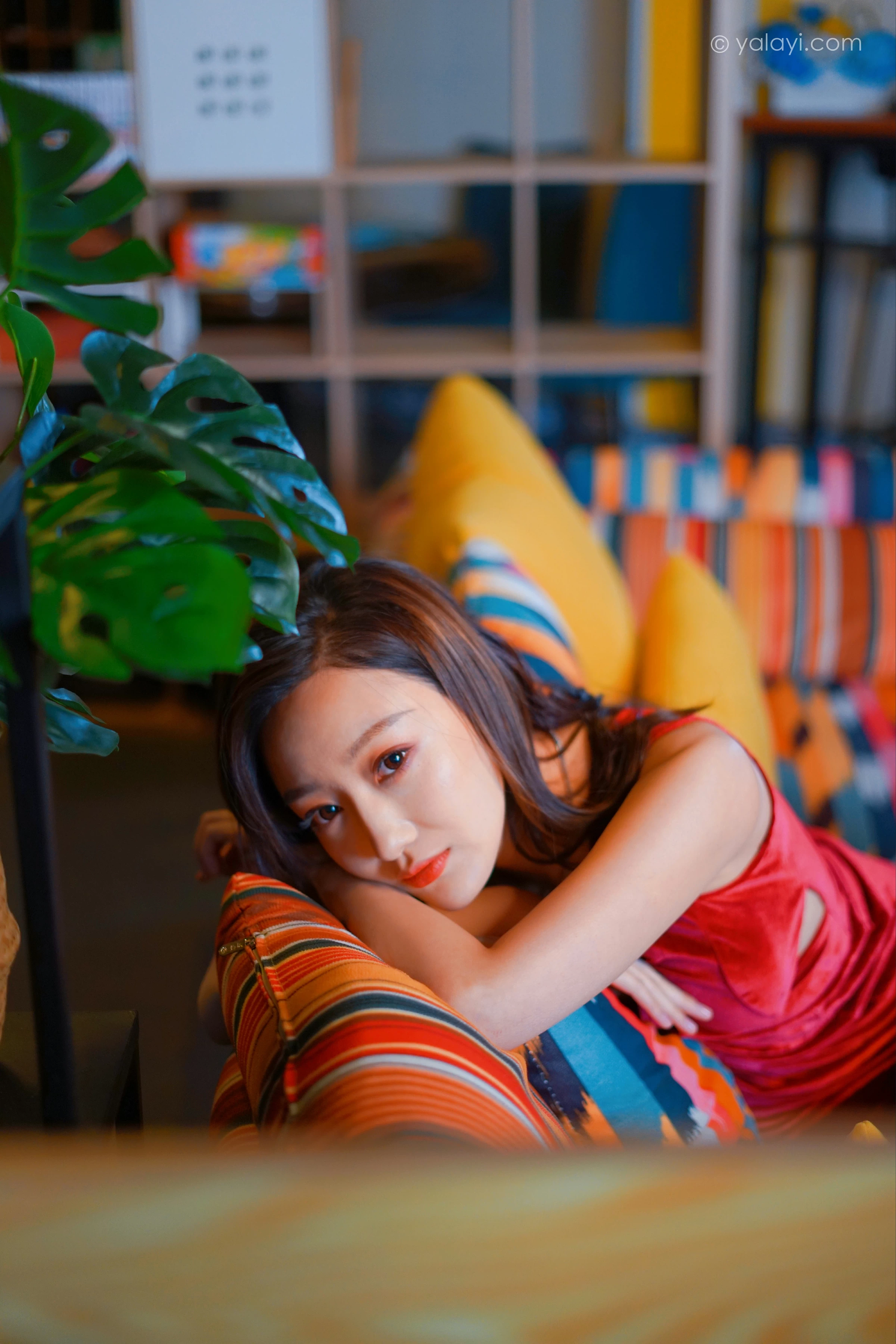 [YALAYI雅拉伊]2021.12.16 美人一笑也倾城 蕊思 红色连身礼服裙性感休闲写真集第4张