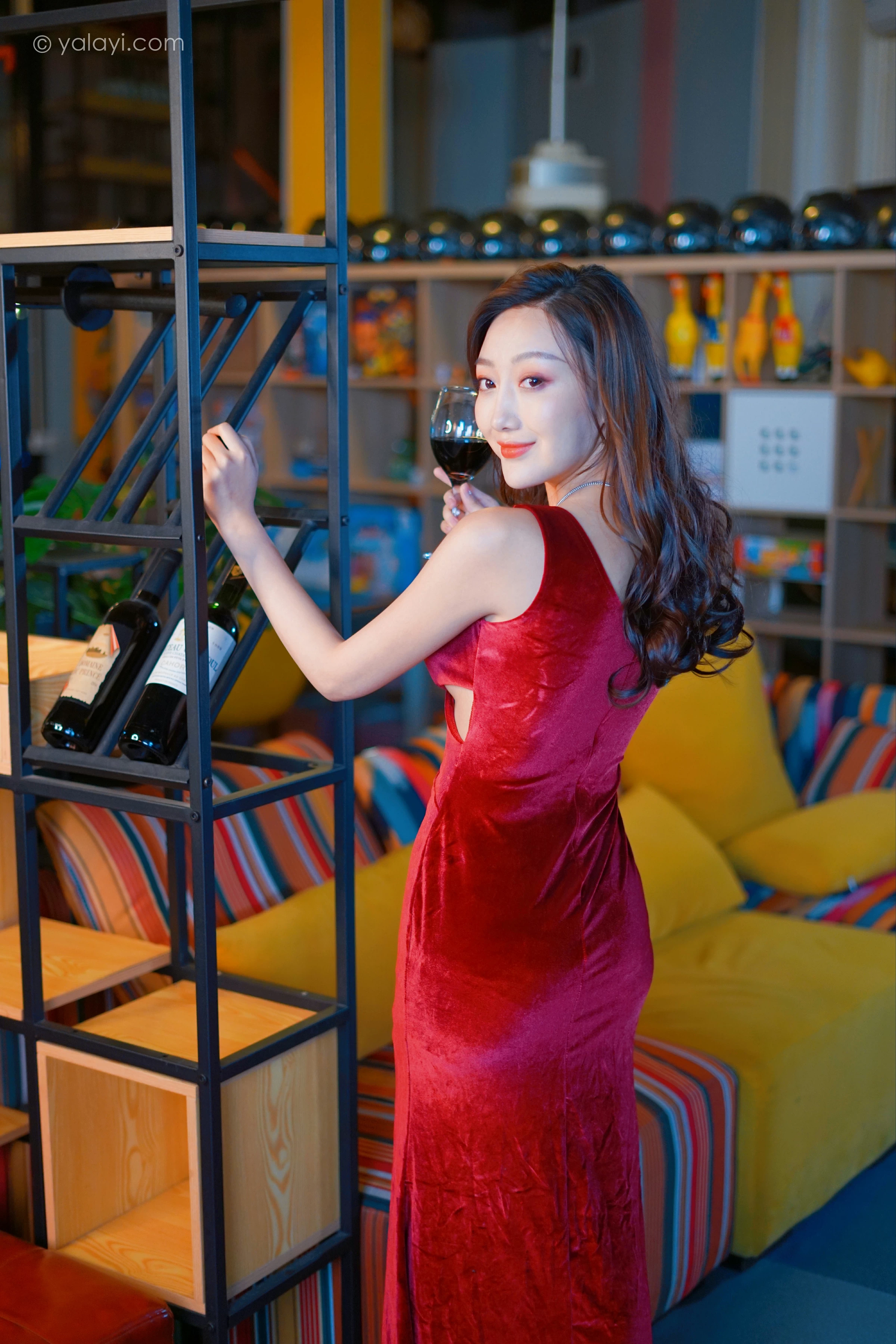 [YALAYI雅拉伊]2021.12.16 美人一笑也倾城 蕊思 红色连身礼服裙性感休闲写真集第9张