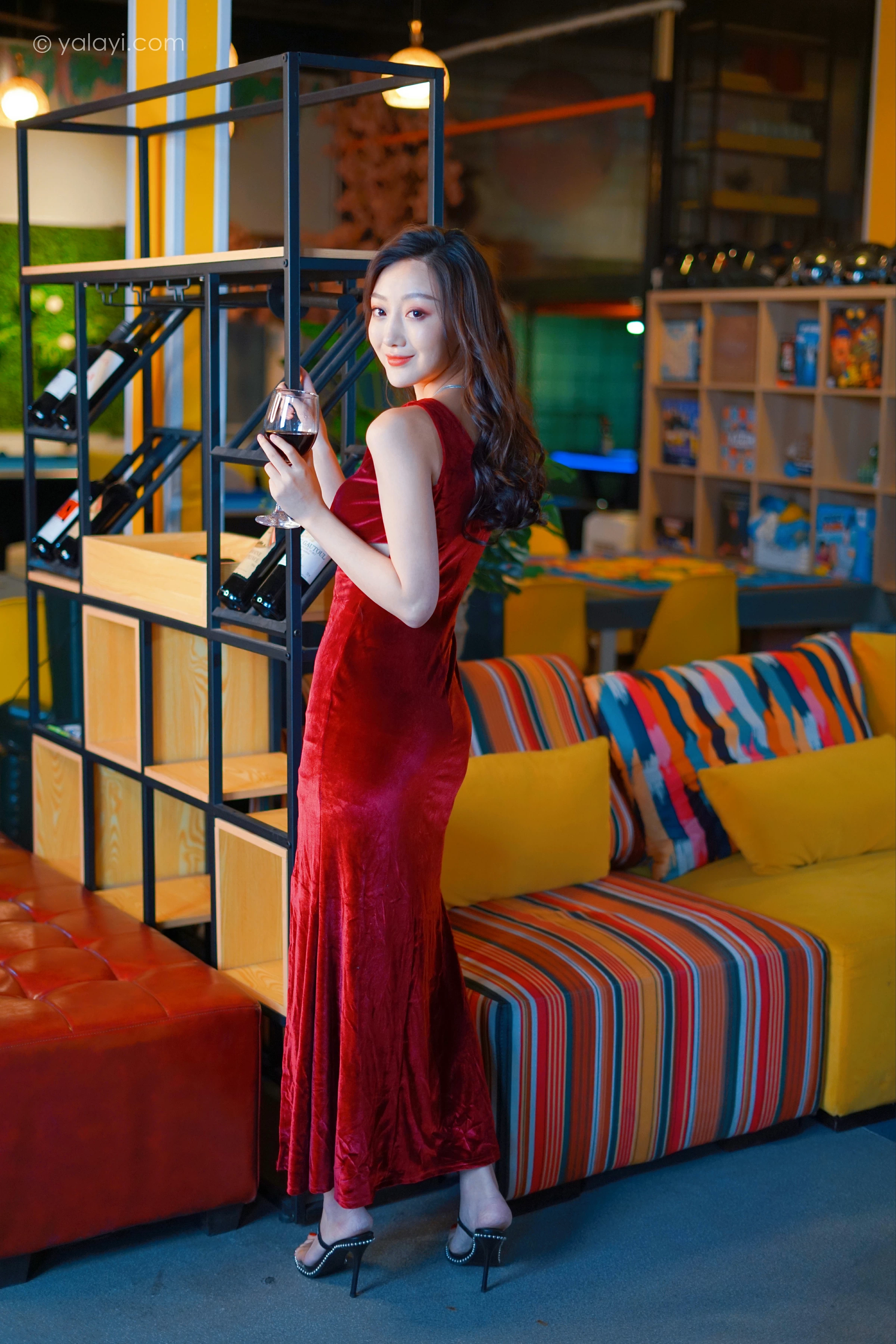 [YALAYI雅拉伊]2021.12.16 美人一笑也倾城 蕊思 红色连身礼服裙性感休闲写真集第10张