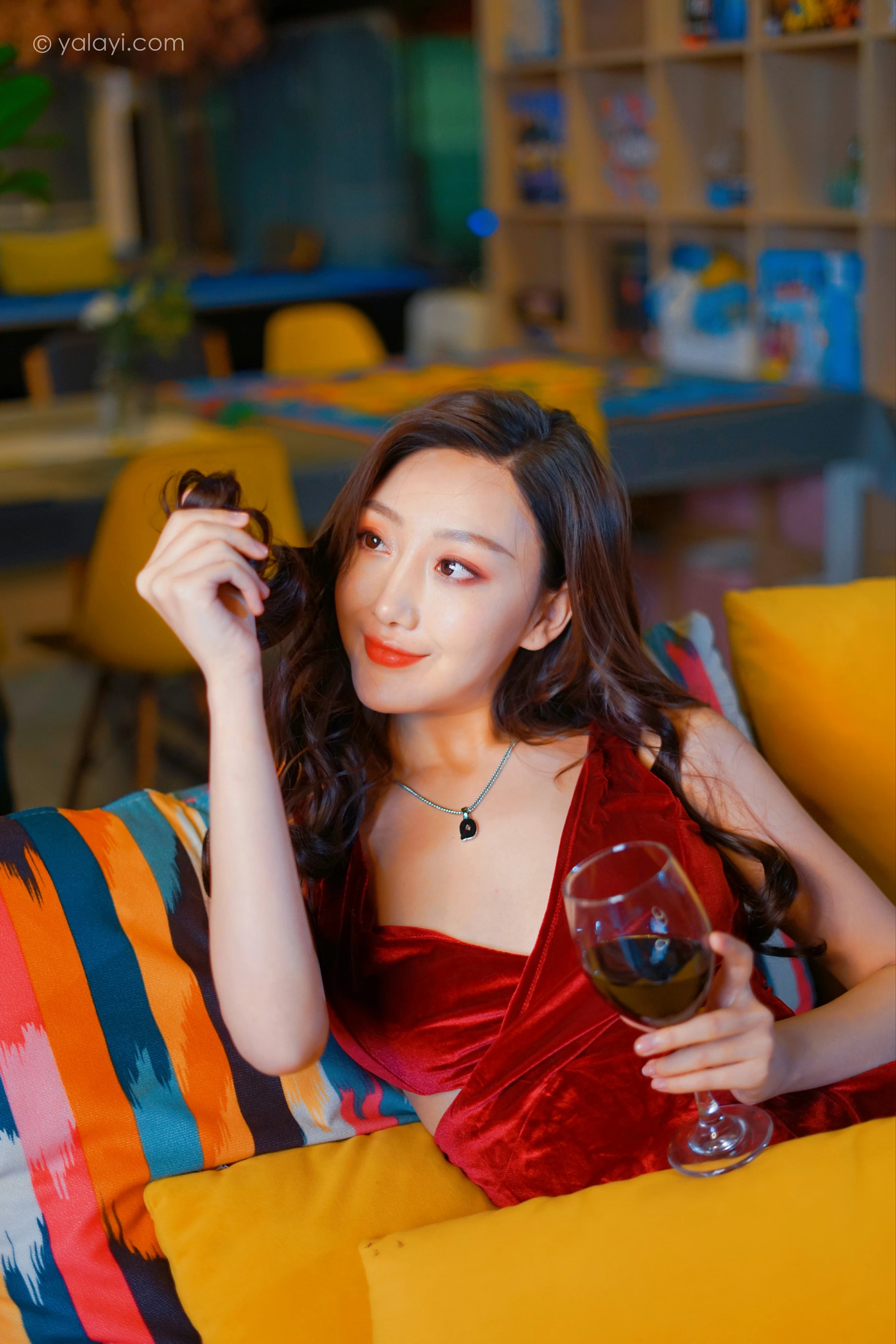 [YALAYI雅拉伊]2021.12.16 美人一笑也倾城 蕊思 红色连身礼服裙性感休闲写真集第11张