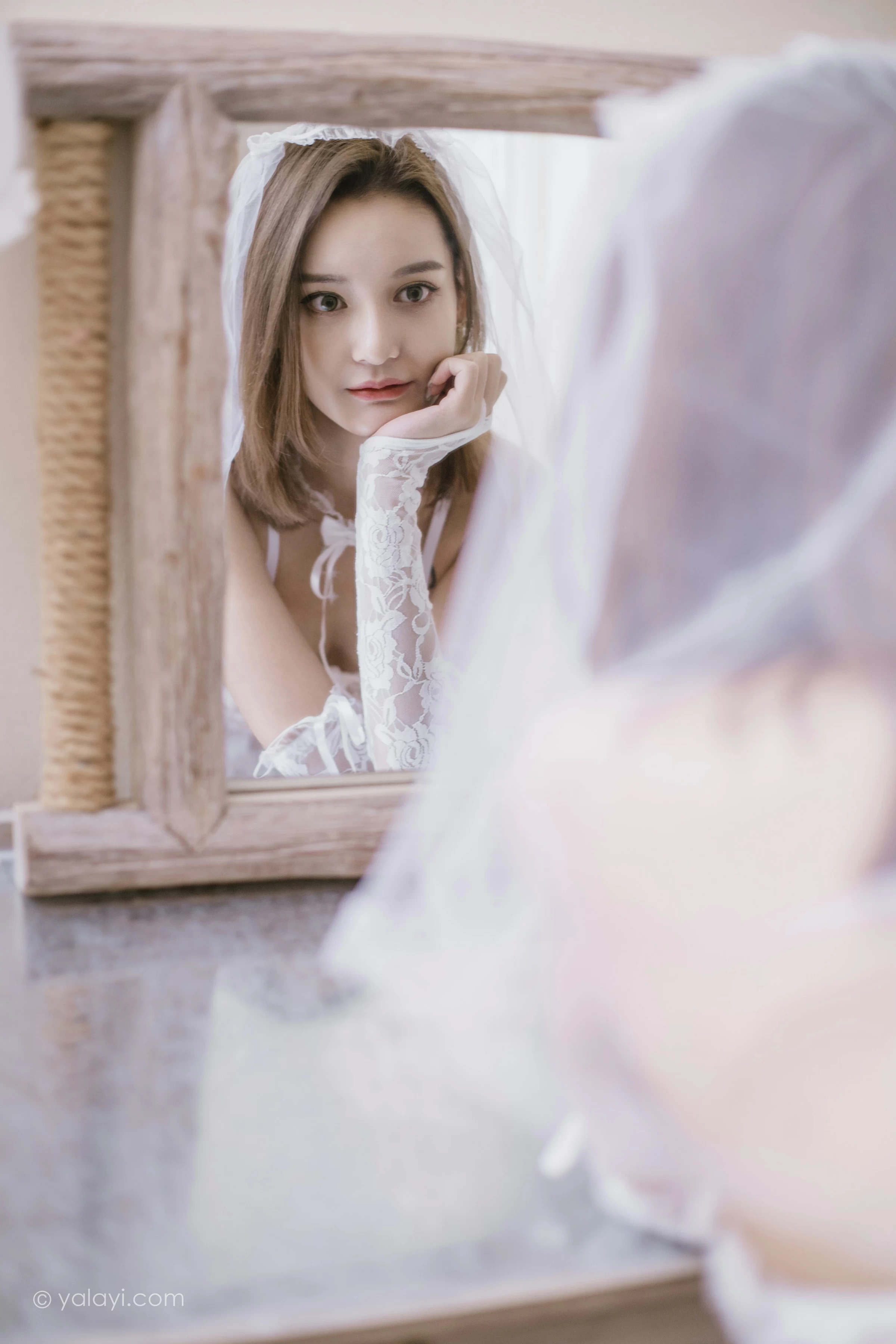 [YALAYI雅拉伊]NO.741 《一起圣诞》 梓杨 白色透视情趣婚纱与红色塑身内衣性感私房写真集第6张