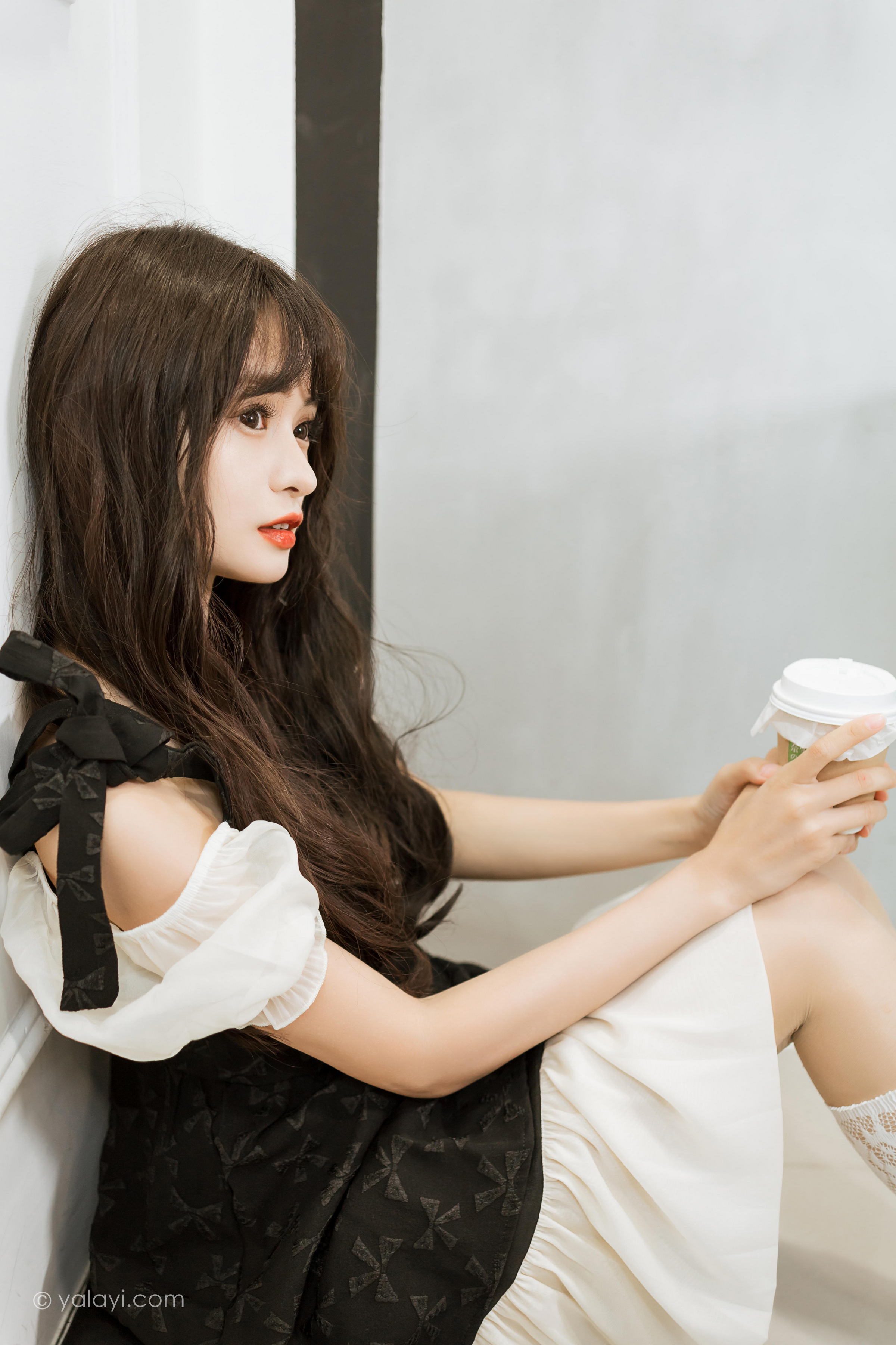 [YALAYI雅拉伊]2022.09.26 沦陷 小亭 黑色吊带连衣裙加白色丝袜美腿清纯写真集第7张