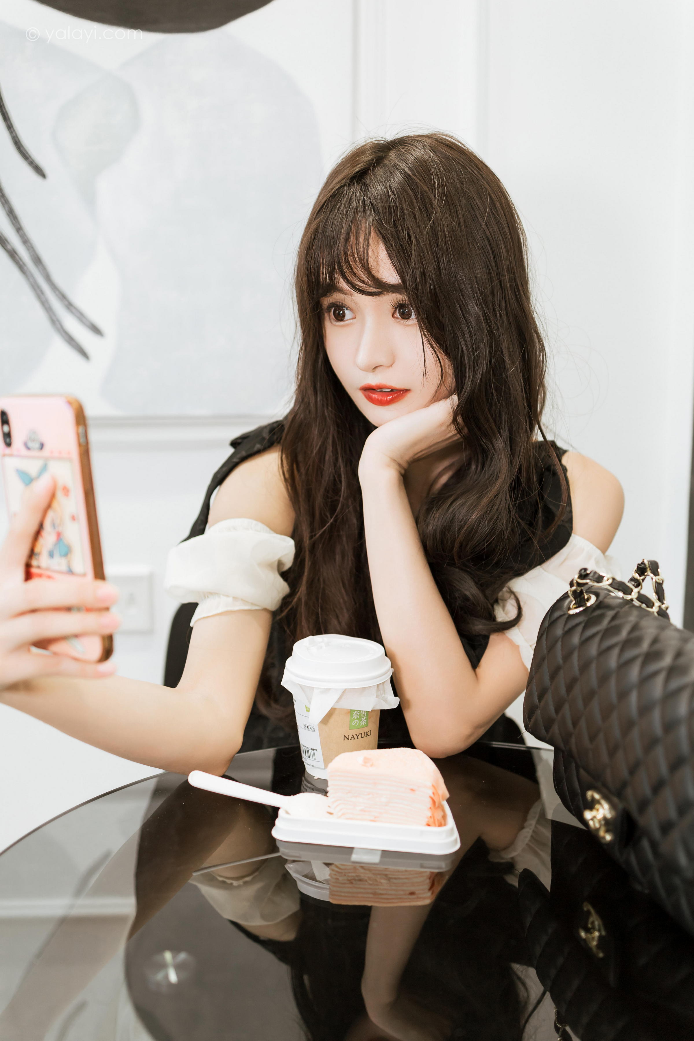 [YALAYI雅拉伊]2022.09.26 沦陷 小亭 黑色吊带连衣裙加白色丝袜美腿清纯写真集第2张